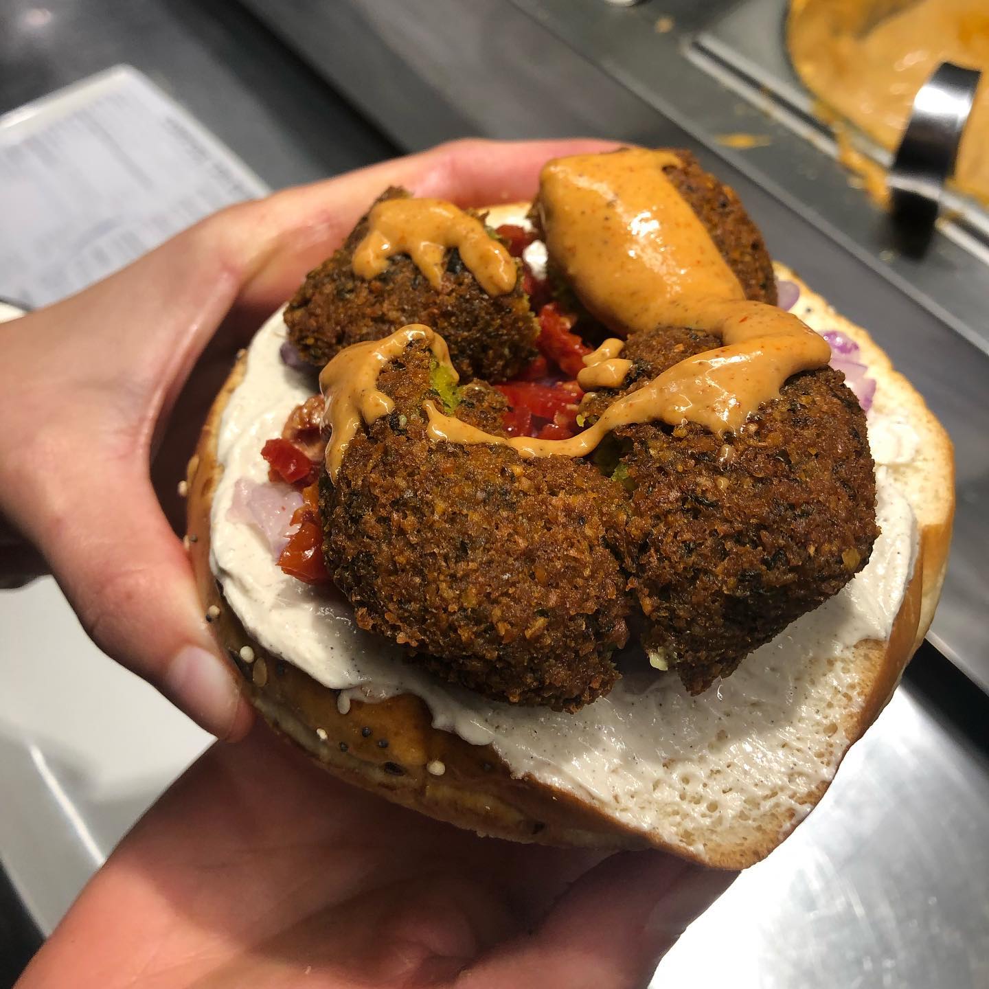 Végé maison?
On essaye, on goûte....bientôt un nouveau burger sur la carte.
#foliesburgersswiss #healthy food #vegeburger #foodtruckfood #lausanne🇨🇭