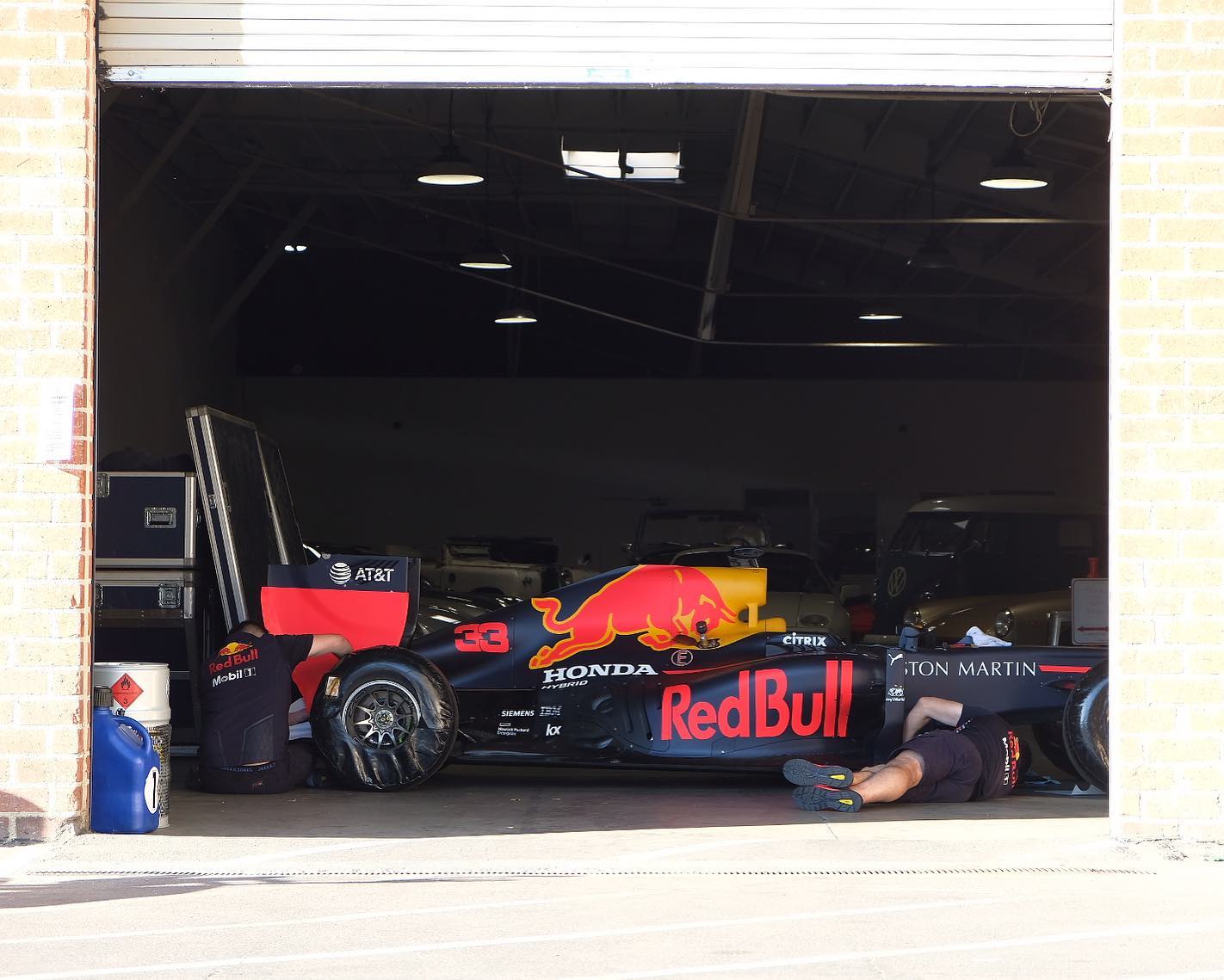 Setting the bar. A huge thank you to my friends @redbull @redbullracing for assembling their cars in The Motor Clubs and providing our members an incredible experience. Definitely scroll ➡️
#RedBull #F1 #MembersOnly