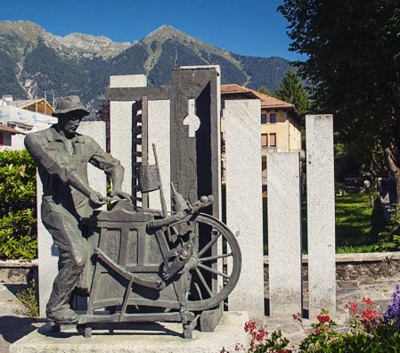 CAPITOLO 7
Nel #1985 Battista muore e nello stesso anno, in piazza del Duomo a Milano, si radunano tutti gli #arrotini della #ValRendena. Con le vecchie mole, ripercorrono a piedi in senso inverso il tragitto dei loro antenati fino al paese d'origine. Arrivano quindi a #Pinzolo (Val Rendena) davanti al monumento del "#moleta", eretto in loro onore.
... Continua...
.
#sarpi #paolosarpi #innovazionenellatradizione #lorenzi1924 #profumerialorenzi #lorenzi #botteghestoriche #insarpi #negozistorici
