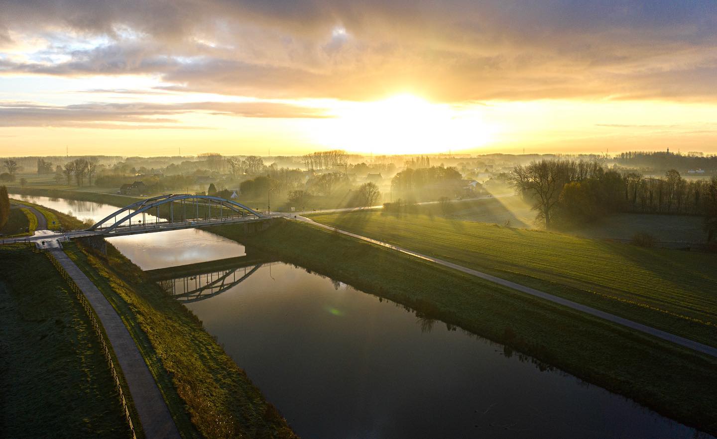 Sunrise is the best moment of the day ☀️ #belaeydrones #dji #bellem #zonsopgang