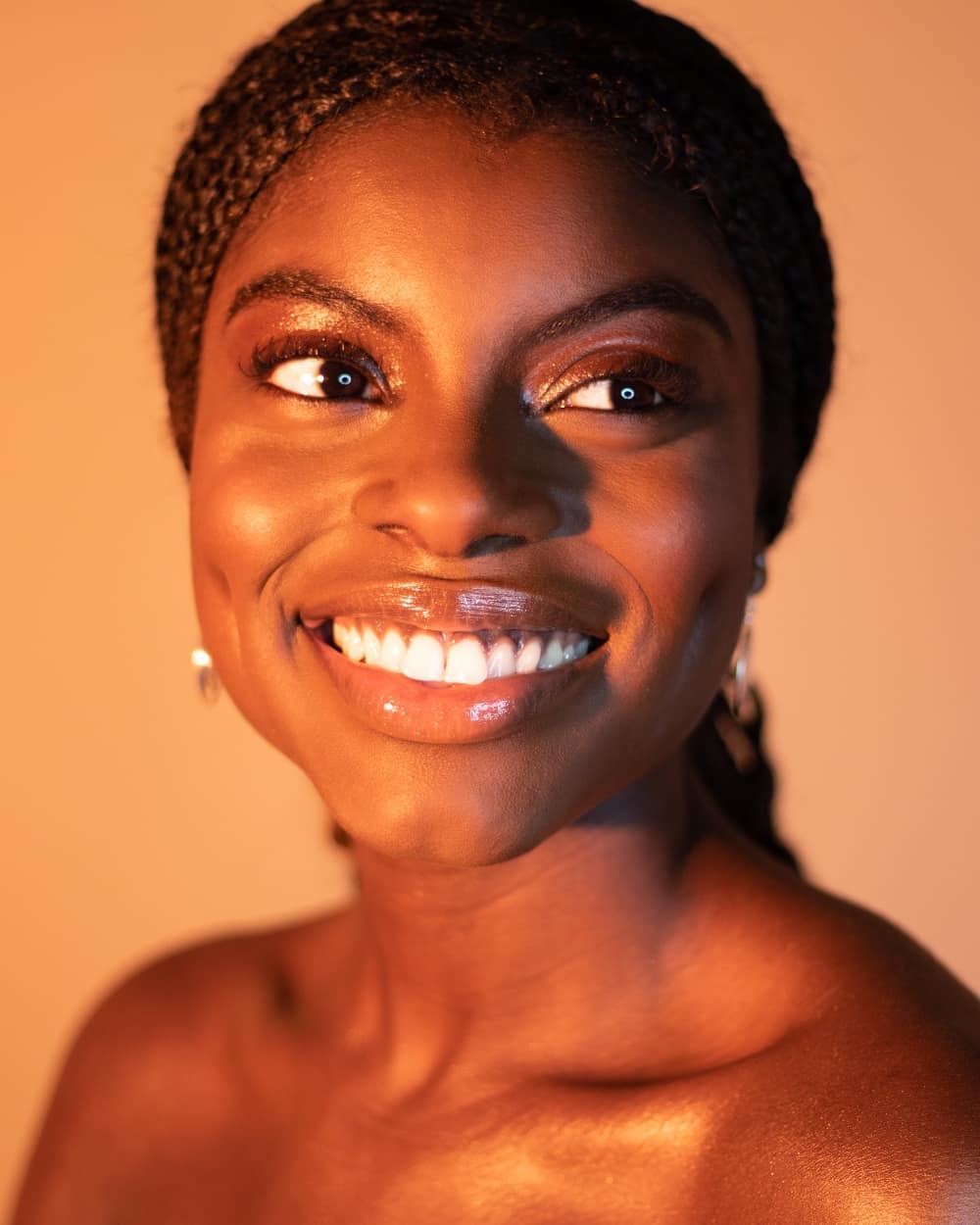 the beautiful @melaninmichie giving us all the glow
MUA: @teresa.makeup
Set Assistant: @sonia.xxo
Photog: @cocoshawvisuals
Studio: @renaissance_studios_