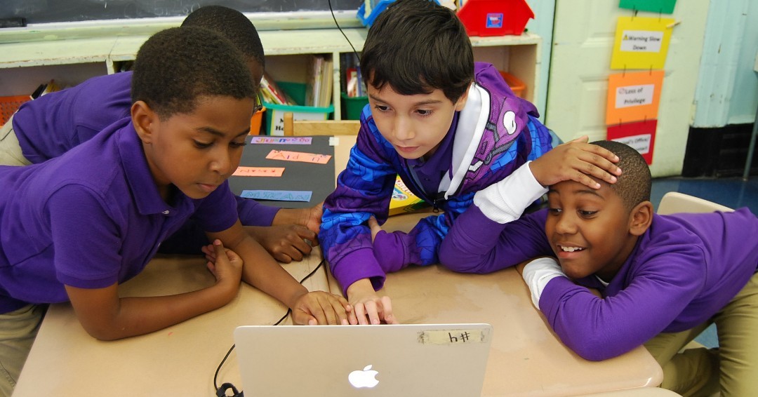 4th grade students from Ps 119 Amersfort with Puppetry In Practice's Director of Education, Jason Leinwand, explore South African Studies through #stopmotionanimation.
To learn more about this program, visit: www.puppetryinpractice.org
#stopmotionanimation #africanstudies #culturalstudies #ps119amersfort #nycdoe #nycschools