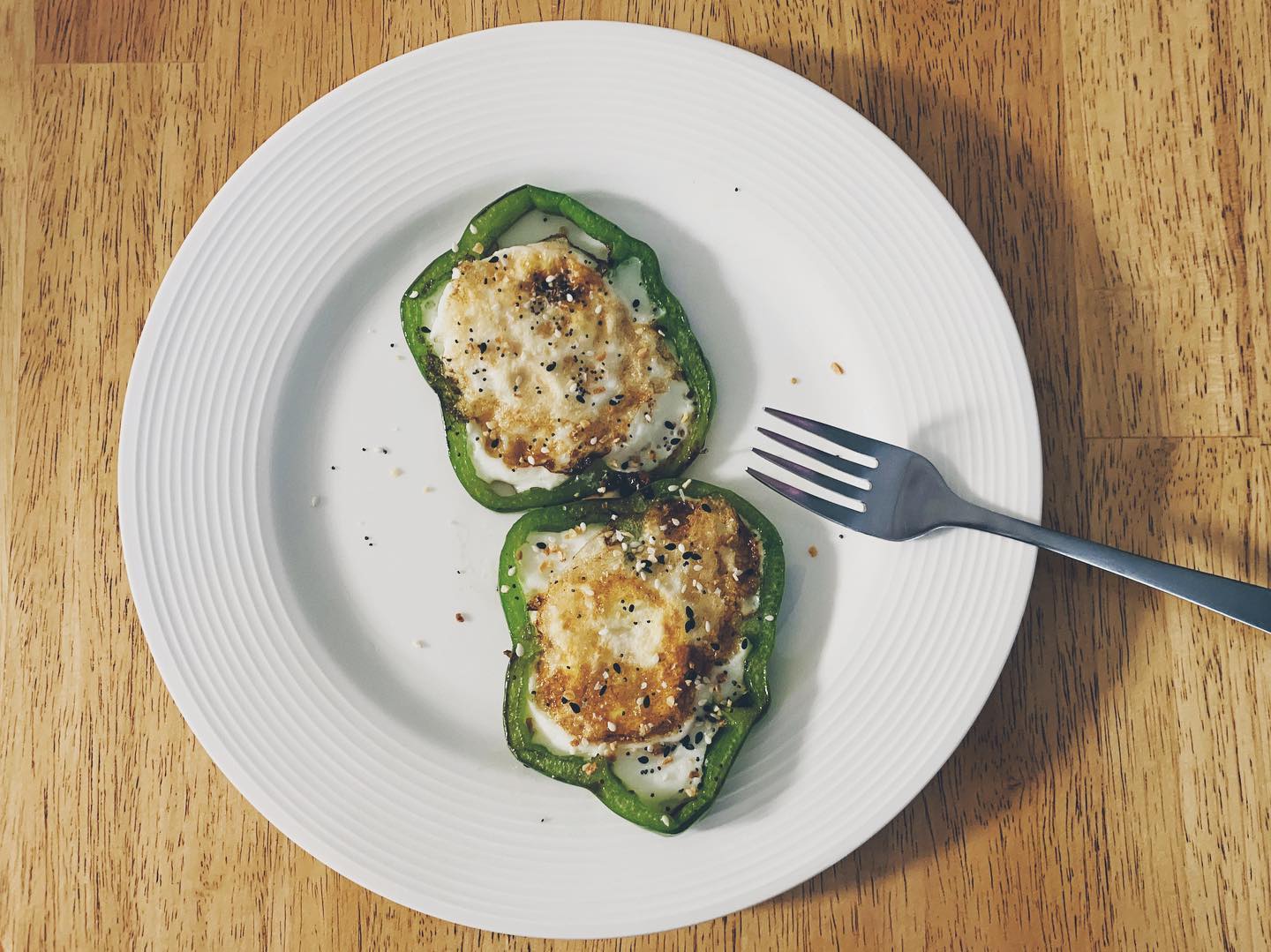 ๐ณ๐ณ๐ณ Breakfast Inspiration ๐ณ๐ณ๐ณ Need a super simple, healthy breakfast idea? Drop your eggs into a couple pepper rings of your choice and BAM! A nice, balanced breakfast of protein and fiber. + dash a little Everything but the Bagel seasoning for some extra flavor and texture!