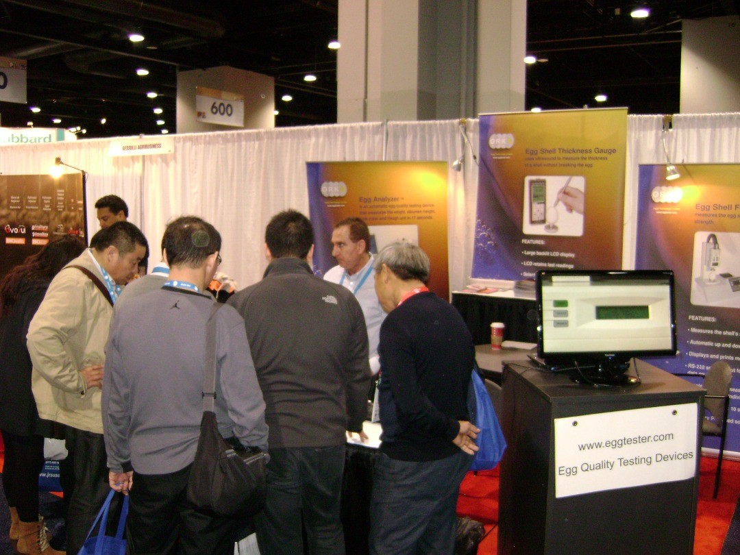 IPPE at Atlanta, GA.
We got many visitors at our booth, Eli is demonstrating!
#eggtester #haughunit #forcegauge #egganalyzer #eggshellthicknessgauge #wirelessegg #wirelesseggs #smartegg