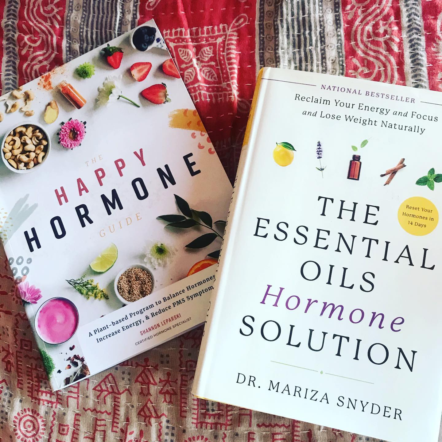 📚R E A D📚
-
“Winter” break is finally allowing me to dive into these books. While I may be done with my first semester of grad school, I haven’t stopped wanting to learn. 🤓
-
Reading anything good these days?
-
#books #booknerd #booknerdsofinstagram #hormones #hormonehealth #gradstudent #alwaysastudent #alwayslearning #booklover #essentialoilshormonesolution #happyhormones #holistichealth #holisticnutrition #winterbreak #definitelynotwinterhere #pretendingitswinter