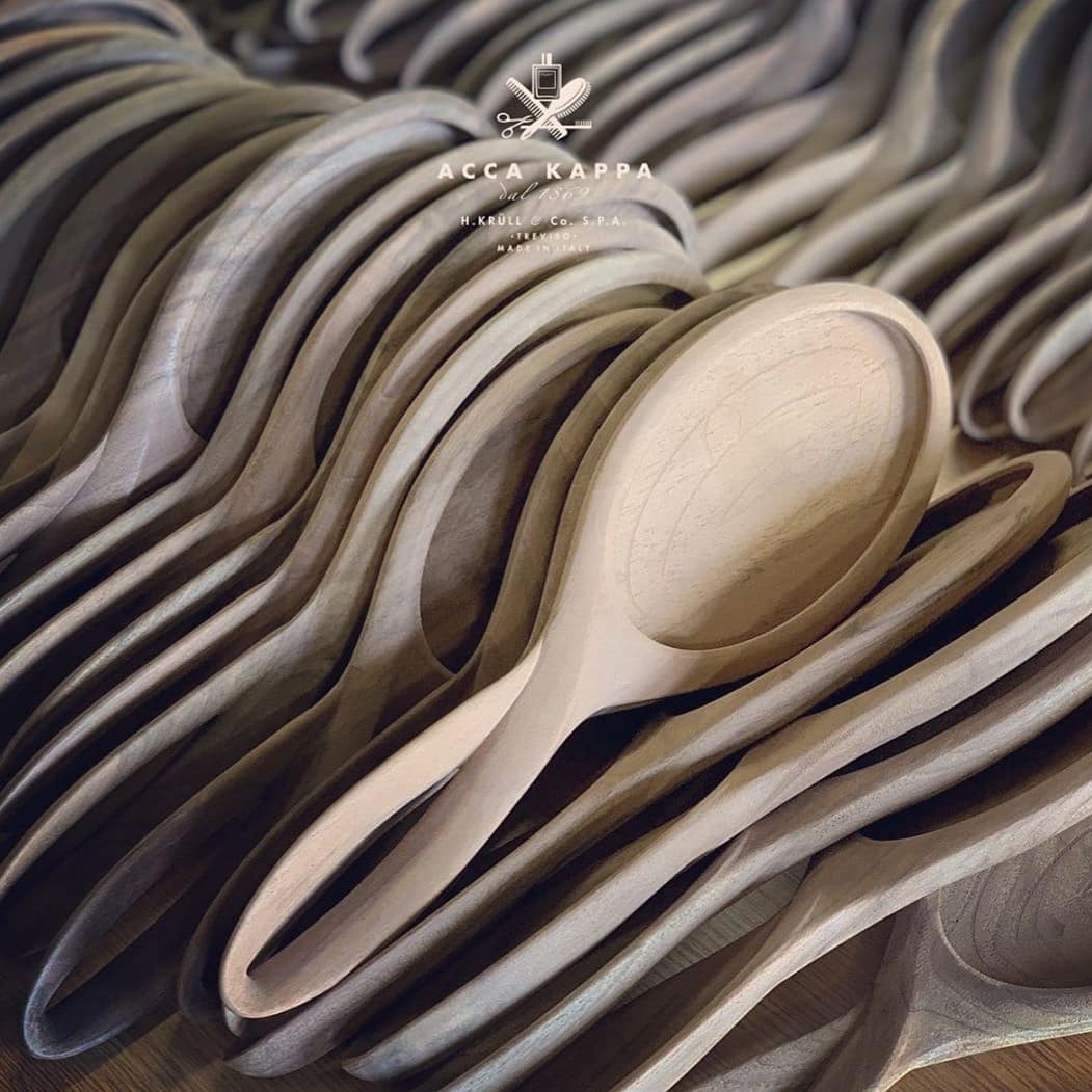 #AccaKappa è la pronuncia italiana delle iniziali di Hermann Krüll, il fondatore di un’azienda ma anche di un concetto di bellezza, il creatore di #spazzole che hanno accarezzato i capelli di generazioni di donne e di uomini fin dal lontano #1869. Ora Acca Kappa festeggia i suoi #150anni presentando la spazzola Acca Kappa #infinito, un gioiello di ebanisteria. Manico in legno di noce italiano lavorato a mano, in pregiata setola #naturale o con spilli di legno di carpino, prodotta in soli 750 esemplari, nel design dalle forme pulite e essenziali si ispira al simbolo dell’infinito. Dal 1869 to eternity.
.
#sarpi #paolosarpi #innovazionenellatradizione #lorenzi1924 #profumerialorenzi #lorenzi #botteghestoriche #insarpi #negozistorici #fattoamano #artigianato #legno
