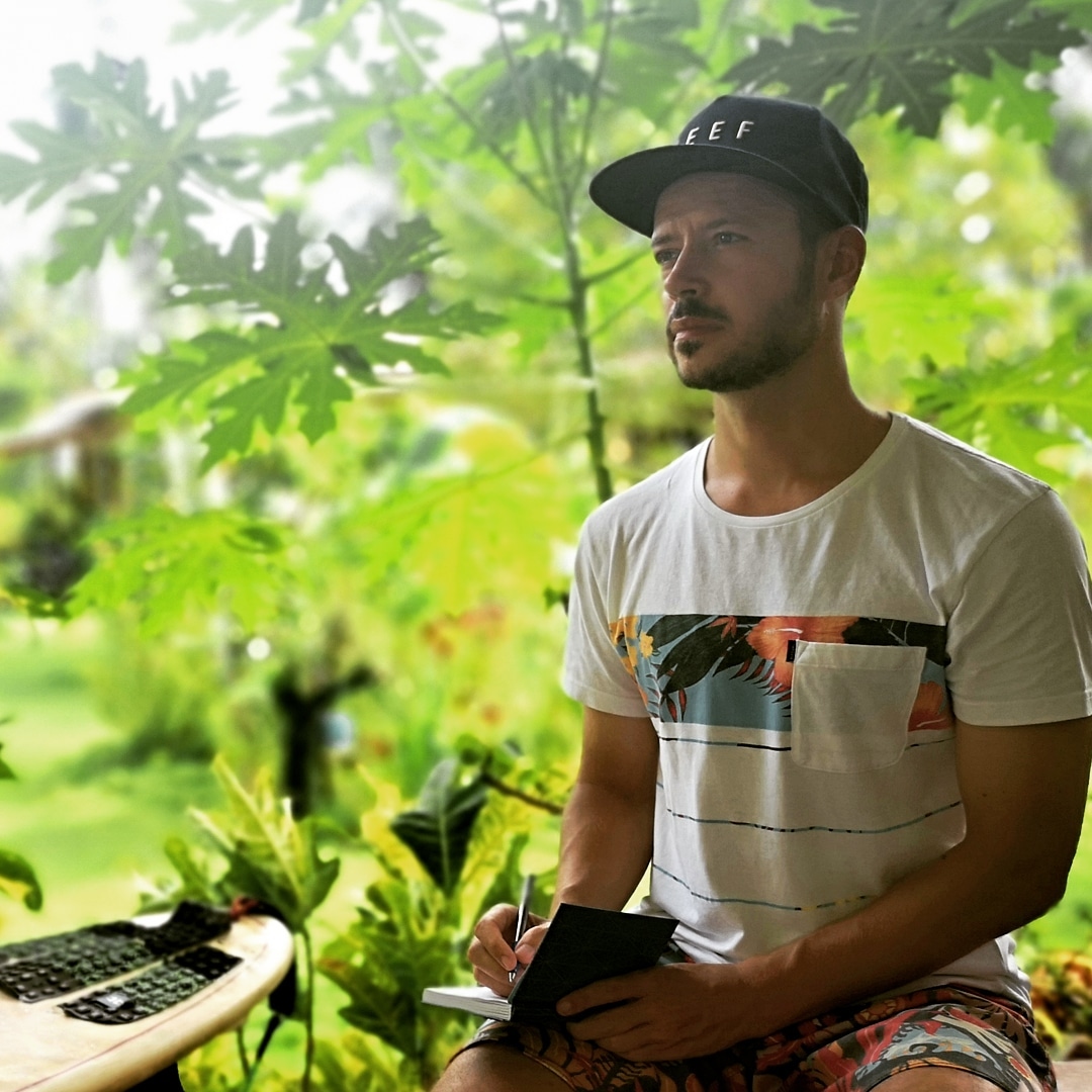 Ich schreibe ja gerade an meinem zweiten Roman, und weil Surfen darin eine große Rolle spielt, ist es für uns alle sehr wichtig, dass Ihr Euch den Schreibprozess so wie auf dem Bild vorstellt. Wie der in echt aussieht, würde große Teile der Bevölkerung nur unnötig verunsichern.