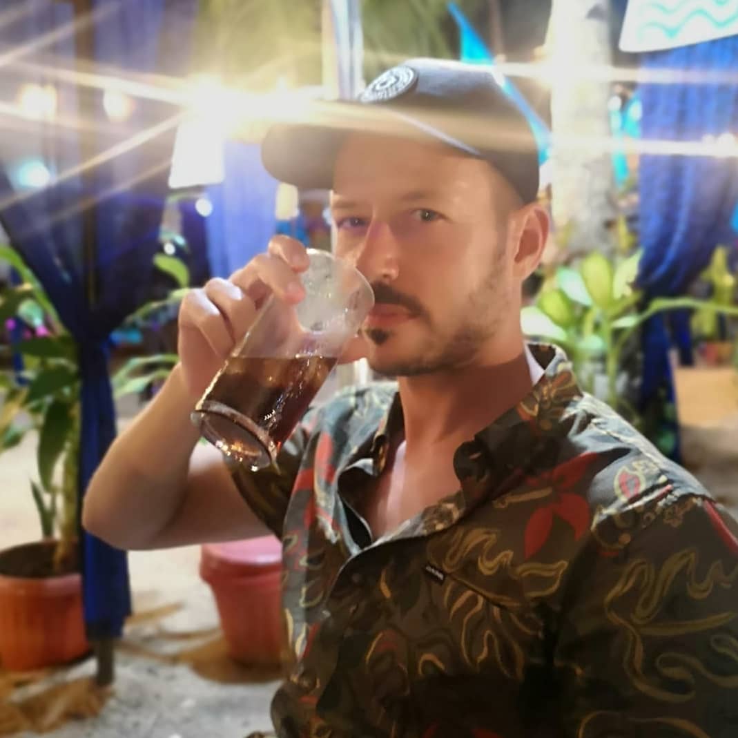 Bin jetzt Inseldetektiv!
Surfbrett geklaut?
Frau durchgebrannt?
Roller geknackt?
Call 555-SPUERNASE
#truedetective #privateinvestigator #islandlife #beachlife #magnumpi #immerwachsam #alohashirt