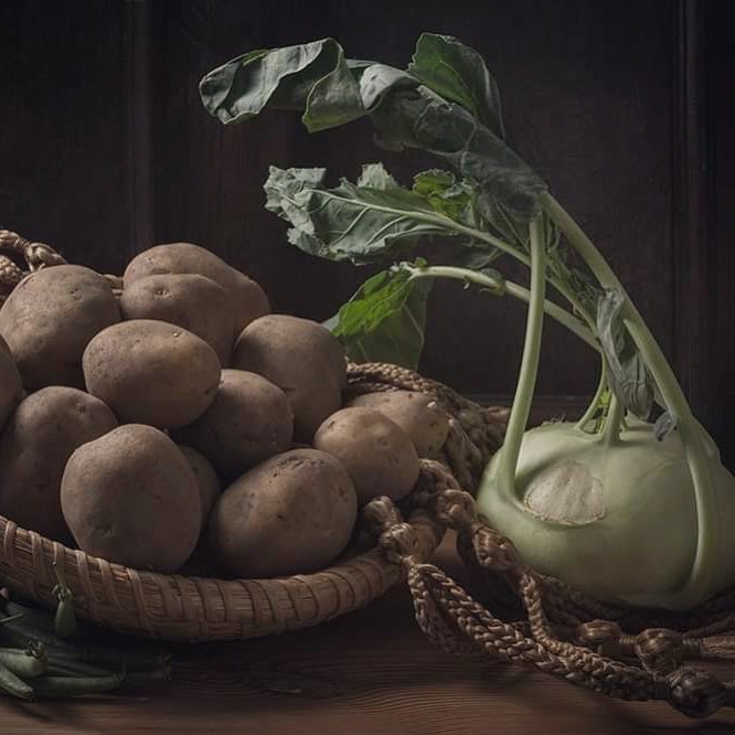 Neophyt//Ostkreuzschule für Fotografie Berlin 2019
Die Kartoffel erreichte im Laufe des 16. Jahrhunderts Europa, die Gartenbohne kommt ursprünglich aus Südamerika. Mahlzeit ✌️
.
.
.
.
.
#neophyte #lookslikepainting #ostkreuzschule #foodphotography #food #stilllife #art #stilllifephotography #potatoandkohlrabi #kohlrabi #neuepflanzenaltewelt