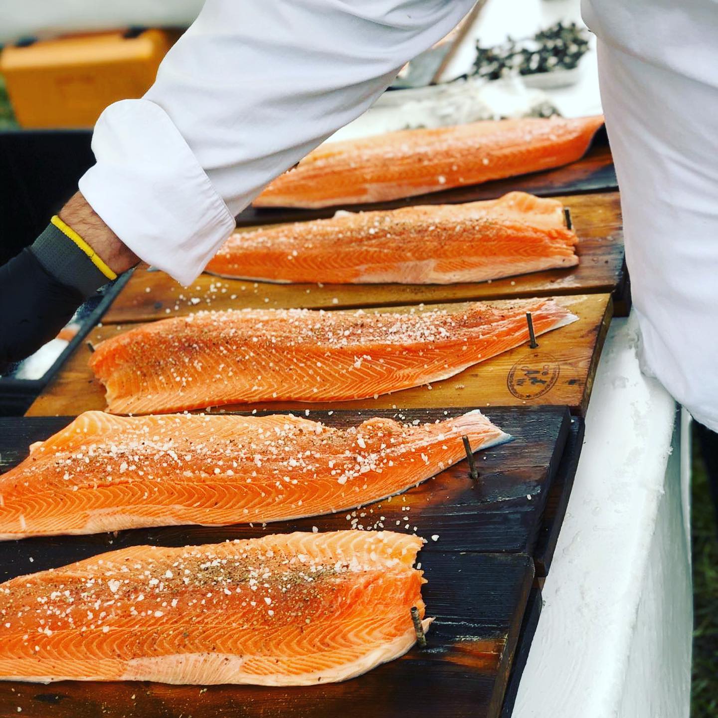 *Werbung* Auch ohne feste Location kann man mit 1000 Gästen eine tolle Zeit verbringen! Pünktlich zum 1. Advent durften wir unseren treuen Firmenkunden wieder beim alljährlichen Tannenbaumschlagen unterstützen & natürlich verköstigen 🎄 Unser Flammlachs war der absolute Favorit an diesem Tag 😍 Vielen Dank an alle Partner für das tolle Event & die Unterstützung vor Ort! #diegabel_cateringevents #apleona #coffeebike #advent #feiernindernatur #tannenbaumschlagen #businesscatering #cateringfrankfurt #stammkunde