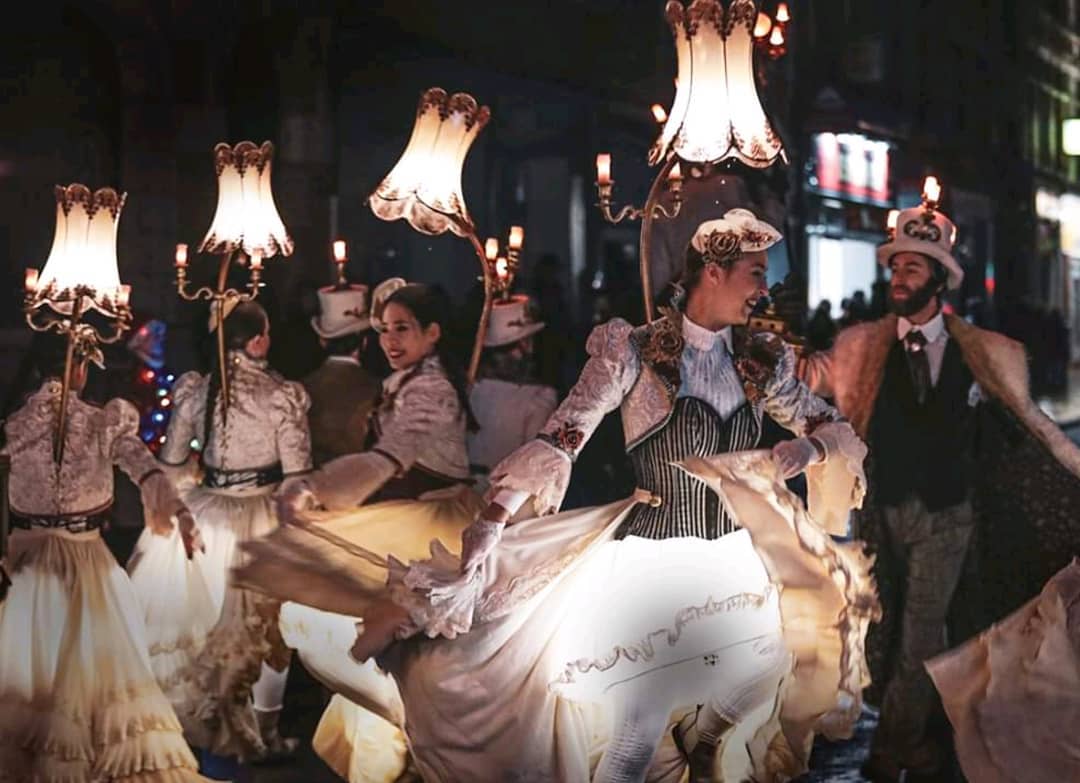 Saison d'hiver avec la Cie Remue Ménage ☂️🕯💡😺
#cieremuemenage #lebal #streetshow #show #dancers #êtreunlampadairecestfun