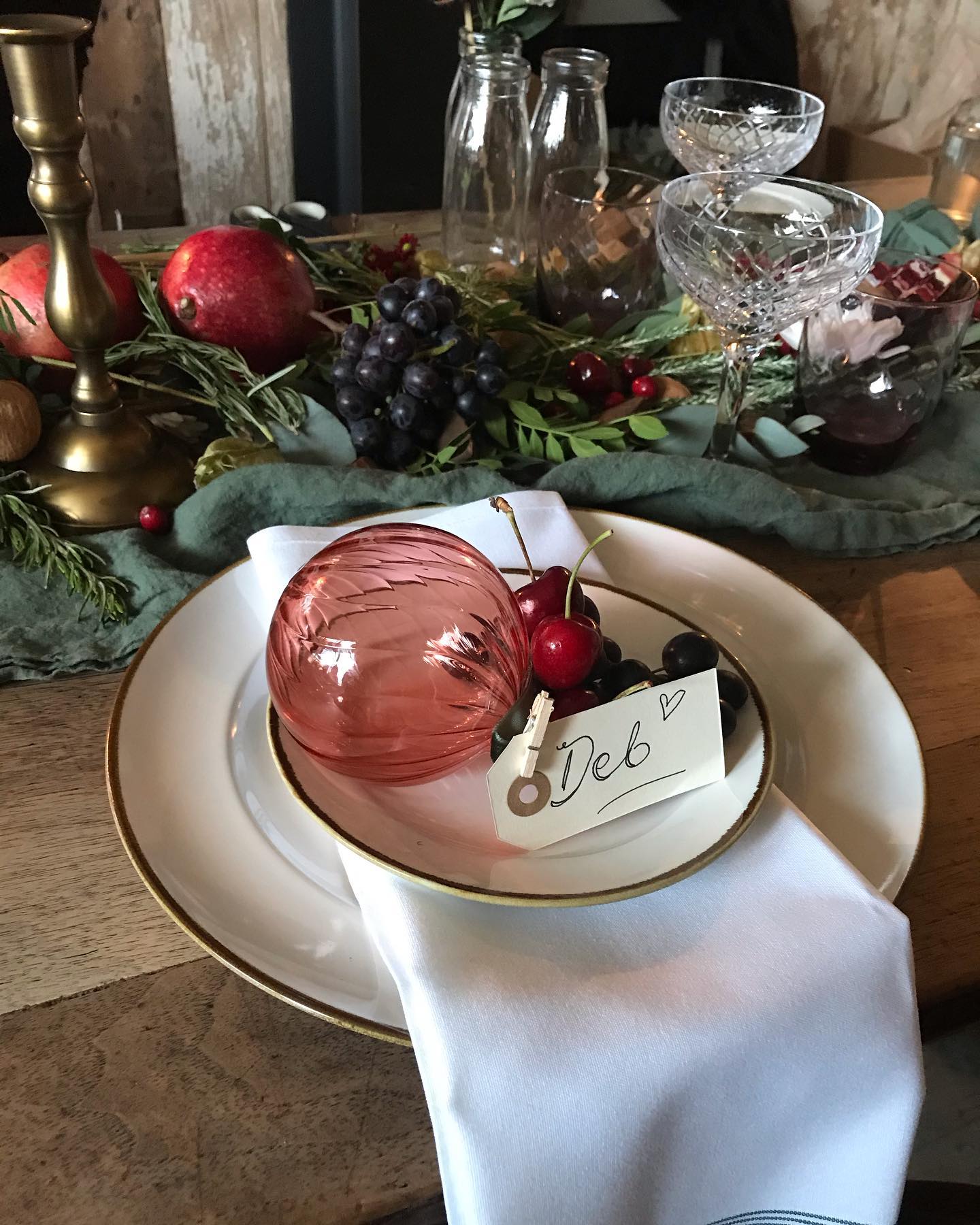 What a week to remember! I don’t know about you but I hardly ever take a week off in term time so that I actually get some time to myself. Well that’s exactly what I’ve spent the last week doing to celebrate becoming 40! It has been humbling, emotional (in a good way), energising, uplifting and tons of fun. I had time to enjoy my own home and put all the finishing Christmas touches in place for my big bash on Saturday night. Today was my last treat day off and I had the pleasure of meeting @jennalelsby from @thesocialdiningco who demonstrated many festive table styling ideas and tips. I can’t wait to start putting them all into practice, I don’t think I will ever use a freshly pressed table cloth ever again - that moment when she scrunched the napkins up into a ball - wow it was refreshing #festivediningtable #christmasentertaining #christmasinteriors #christmasdecor #tablestyling #linen #moderndining #learning #designer