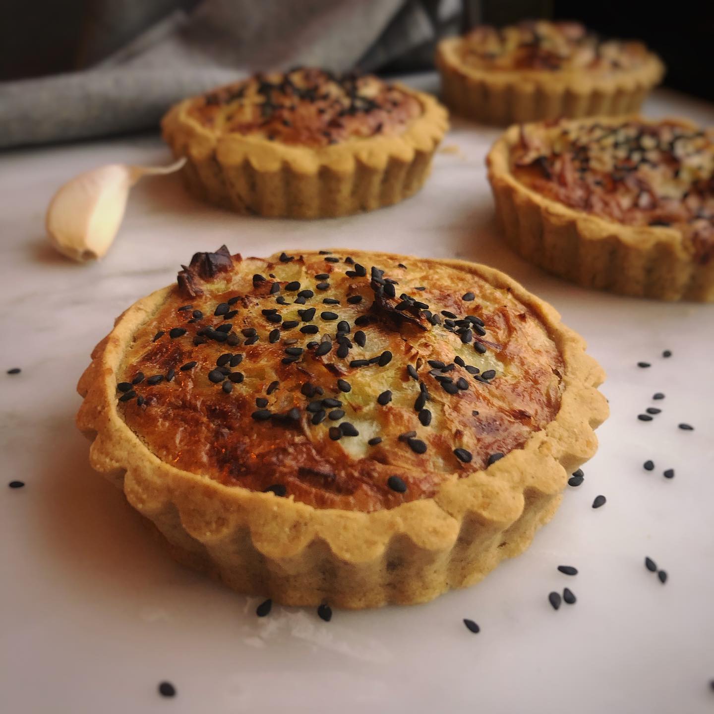🇫🇷Voici une belle petite entrée très léger , riche en protéine et fibres. Ça n’a rien à voir avec la recette classique d’une quiche...Pour remplacer la pâte brisée, je utilise que du pois-chiche cuit mixé avec que 2 cuillères d’huile d’olives, un peu de farine de sorgho, sel et poivre. Pour la garniture, je remplace la crème fraîche par la pâte de sésame (tahini) diluée dans d’eau, et pour donner du goût, l’ail, ognon et poireaux. Bon pour le palais et bon pour la santé! 🇧🇷Aqui está uma entradinha leve, rica em proteínas e fibras. Não tem nada a ver com uma receite clássica de quiche...Para substituir a massa podre, eu uso apenas grão de bico cozido processado com apenas 2 colheres de azeite, um pouco de farinha de sorgo, sal e pimenta moída. Para o recheio, substituo o crème de leite pela pasta de gergelim diluída em água e para adicionar sabor, muita cebola , alho e alho-poró. Bom para o paladar e bom para a saúde! 🇬🇧Here is a nice little starter, light , rich in protein and in fiber. It has nothing to do with a classic quiche recipe ... To replace the shortcrust pastry, I use cooked chickpeas mixed with only 2 spoons of olive oil, a little bit of sorghum flour,salt and pepper. For the garnish, I replace the crème fraîche by a sesame paste diluted in water, and to add flavor, lots of onion , garlic and leeks. Good for the palate and good for health!
#healthyfood #healthy #healthylifestyle #health #healthyrecipes #glutenfree #sansgluten #semglutensemlactose #lactosefree #dairyfree #organic #organicfood #bio #organico #comidasaudavel #comidacaseira #homemade #homemadefood #feitoemcasa #feedingmycell #chickpeas #poischiche #quiche