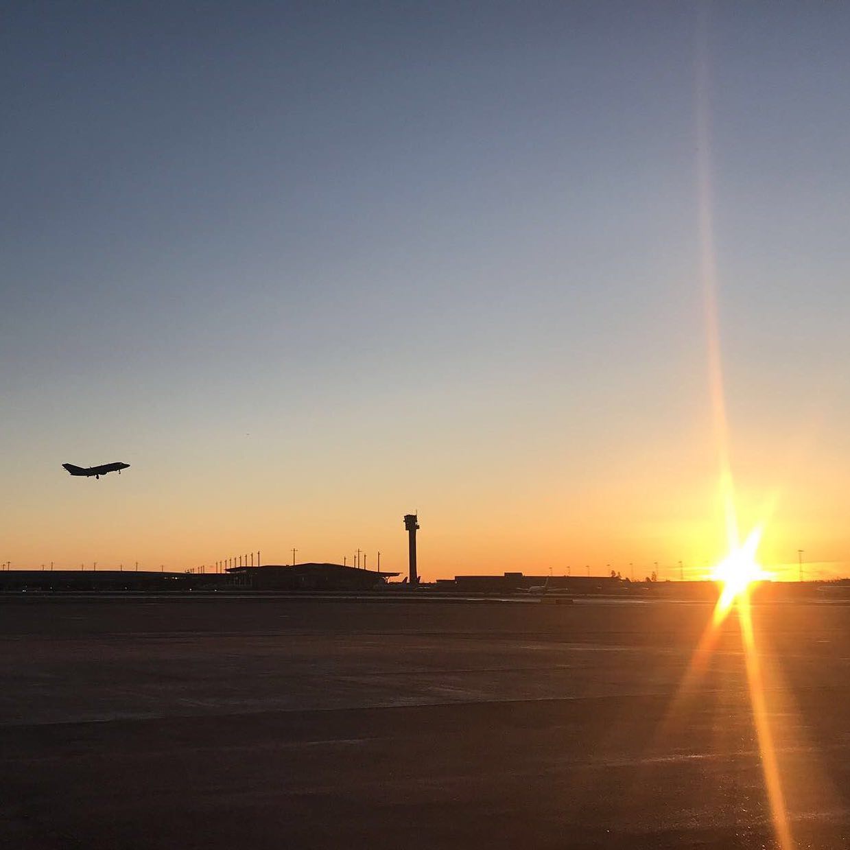 What a morning๐
#norway #oslo #winteroperations #avgeek #executivehandling #sundtair #dassault #falcon #sunrise @oslolufthavn @executivehandling Photocredit: @ebragstad โ๏ธ