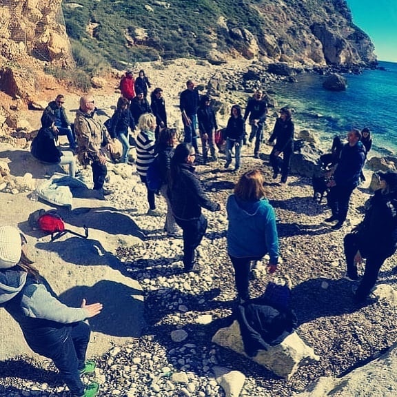 I movimenti crociati(cross crowl) stimolano la produzione di dopamina nel lobo frontale del cervello (influenzando la nostra capacità di comprendere e di imparare più velocemente), nell'area limbica(controllando le nostre emozioni) e nel ganglio basale(movimento intenzionale).
Il braingym, di cui fa parte questo esercizio, propone una serie di esercizi al fine di stimolare la capacità di apprendimento e la formazione di memoria 💚💎
.
.
.
.
.
#crescitapersonale #cominciamoalmeglio #coachingsardegna #cagliari #casteddu #migliorarsi #determinazione #motivazione #movimento #energia #emozioni #apprendimento #obiettivi #autostima #benessere #cagliaricity #sardegna #cagliarisport #cagliaribenessere #saluteebenessere #traningCagliari #instacagliari #instasardegna