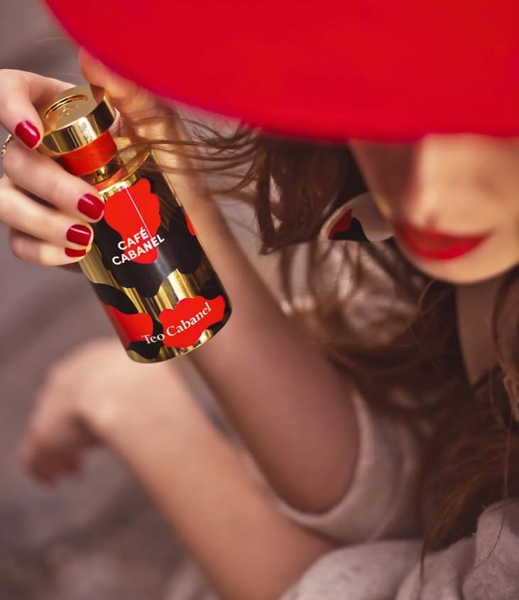 #ProfumeriaLorenzi vi propone l'ultima novità di #TeoCabanel: #CaféCabanel. Questa intensa eau de parfume si apre su una vellutata nota di #caffè, addolcita da limone, mandarino e un pizzico di cannella. Quindi si evolve verso un cuore composto da note burrose, lattiginose e di mandorla leggermente associate a una rosa bulgara e ad un accordo eliotropico. La sua scia rivela poi la voluttuosità della vaniglia e del fava tonka mescolati con legno di sandalo e muschi bianchi e con un tocco di patchouli.
.
#fragrance #fragranza #new #perfume #profumo #parfum #essence #essenza #eaudeparfum #perfumery #profumeria #profumeriadilusso #niche #nicheperfum #parfumblog #parfumblogger #parfumaddicted #perfumefan #lorenzidal1924 #lorenzi #lorenzimilano #milano #viapaolosarpi #insarpi #botteghestoriche #profumeriadinicchia #profumerialorenzi