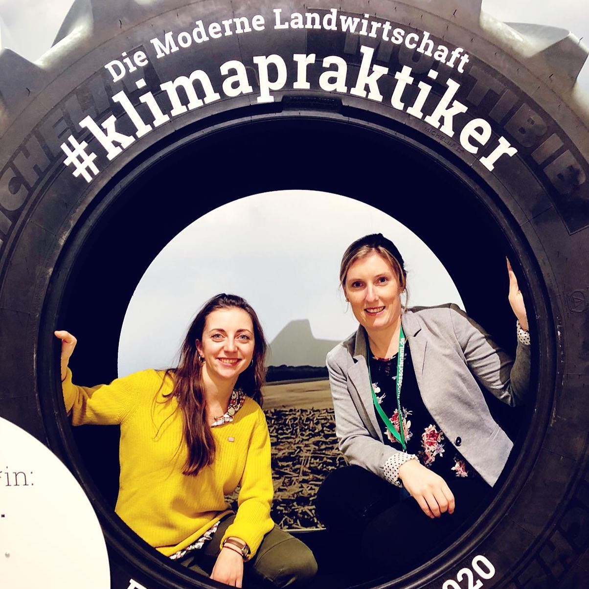 feldkultur goes IGW.
.
Bis morgen öffnet noch die Messe „Internationale Grüne Woche“ in Berlin ihre Hallen.
10 Tage ging es dabei um Landwirtschaft, Ernährung und Gartenbau.
Für uns wichtige Themen:
#klimapraktiker sind alle Landwirte, weil die Pflanzen auf unseren Feldern 365 Tage im Jahr Sauerstoff produzieren!! #wieschmecktdiezukunft ? Weil das Thema Zukunft einfach super spannend ist.
#essenausdemreagenzglas ? Wirklich?
#lustaufsland haben wir auf jeden Fall!! #fruchtfolge und alte Kartoffelsorten sind feldkultur.
#igw #erlebnisbauernhof #kultur