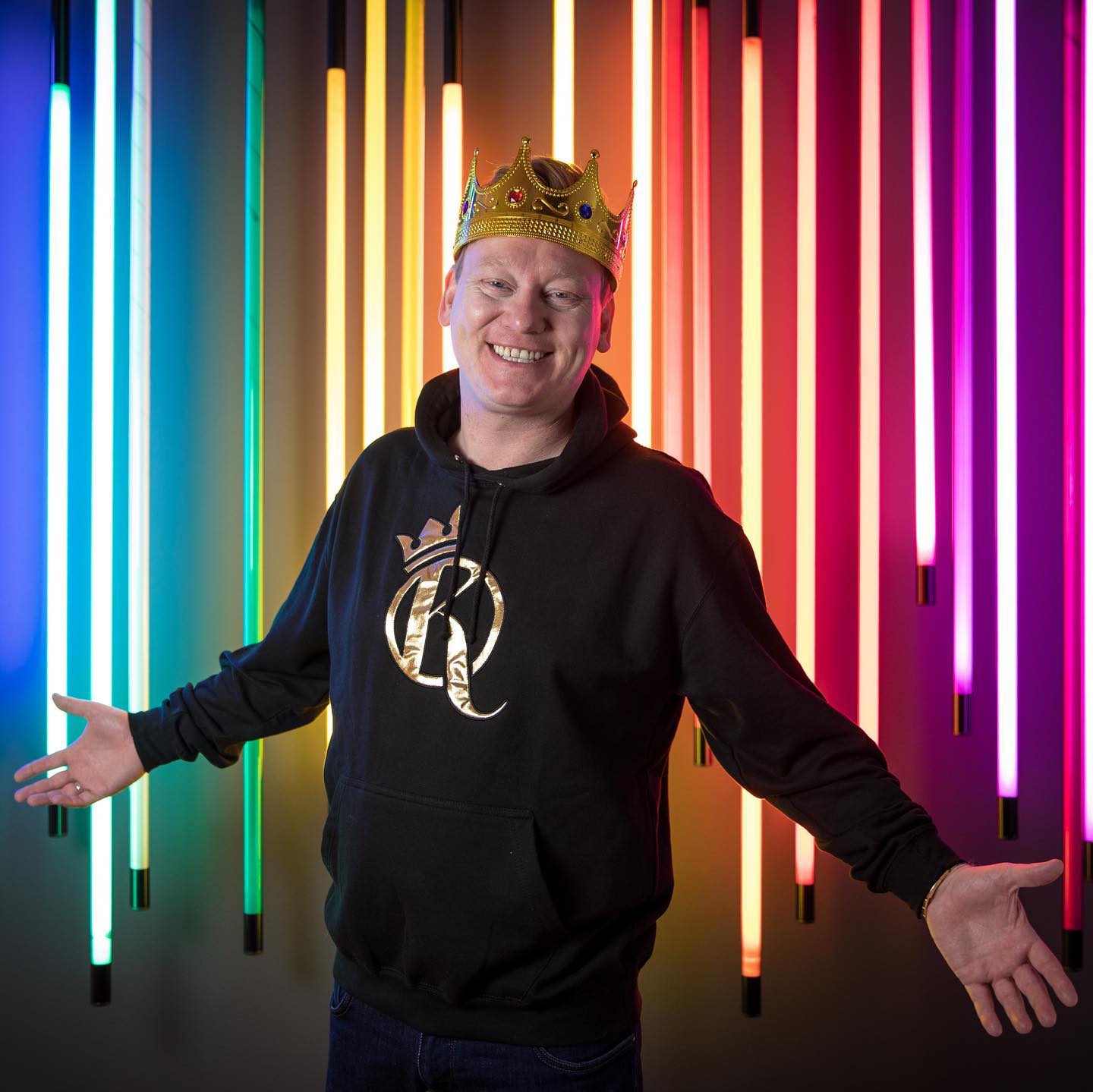 Exklusives Club-Booking für Knossi! 👑
Nach der Organisation der ersten extrem erfolgreichen „Knossi Party“ im @alpenmax_goettingen, übernimmt K.risma für den Socialmedia-Star, Entertainer und Sänger @knossi das Club- und Diskothekenbooking.
Die Clubtour startet in kürze und wird sich durch ganz Deutschland ziehen. Neben der Termin-Koordination mit den Veranstaltern und vertraglichen Dingen, kümmern wir uns auch um die Tourbetreuung vor Ort.
Terminanfragen und Infos:
agentur@k-risma.biz
#alge #knossi #twitch #youtube #booking #clubtour #party #krisma #göttingen #casino #streamer #design #motion #marketing #live #agentur #music #club #disko #disco