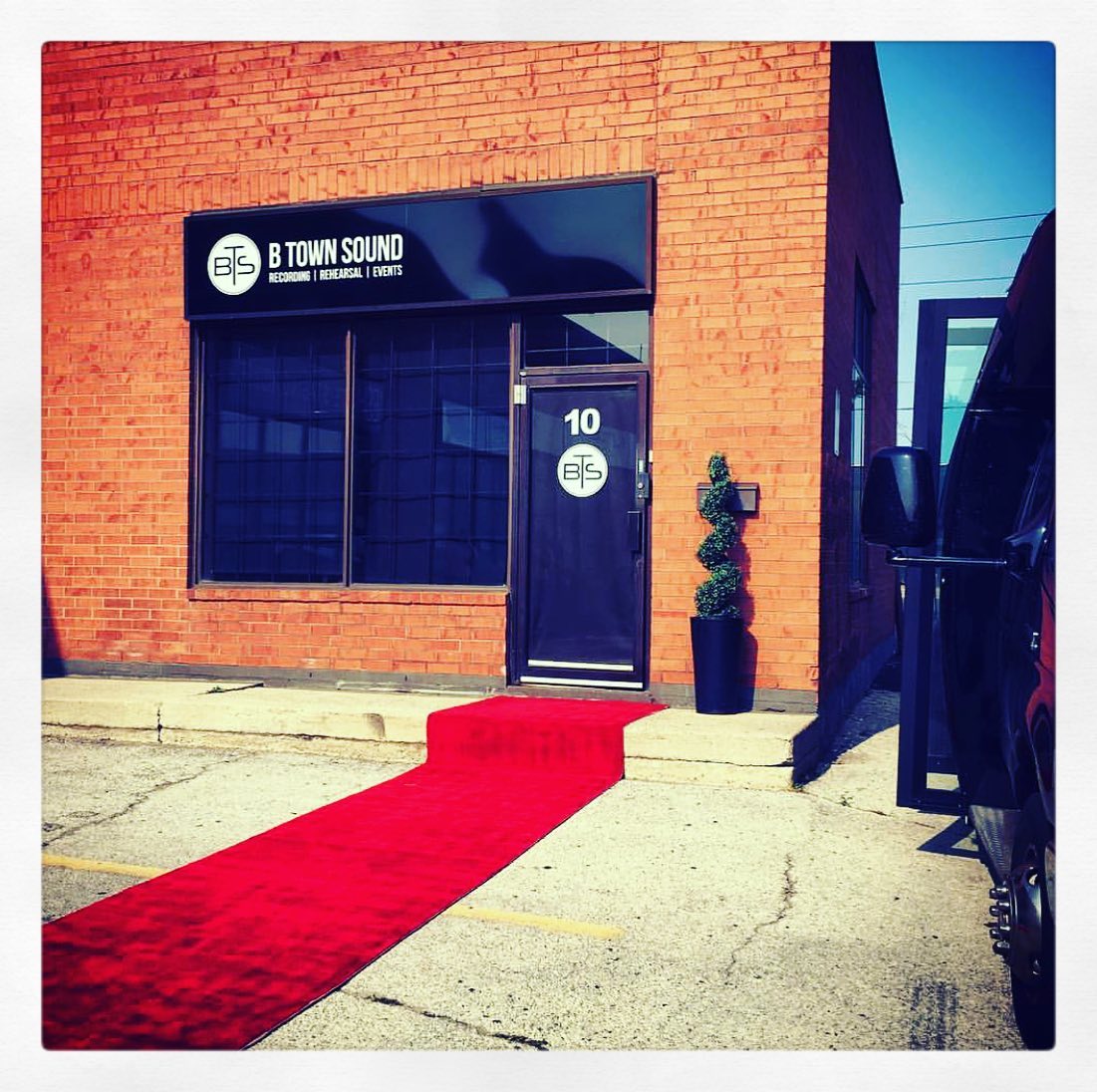 Be treated like the Rock Star you are with this all inclusive package. Imagine yourself and guests walking into a Red Carpet entrance with paparazzi waiting anxiously for your arrival. Then someone hands you sparkling wine as you enter the wonderfully decorated Live Room fully customized to your theme. The Chefs are working hard in the kitchen as wait staff is endlessly bringing you delicious canapes. There are so many beautiful decor items to see, but you are longing to move. Just then, the live band kicks into a phat beat and you are grooving on the dance floor. You and your guests are loving the atmosphere and of course taking advantage of the open bar! Eat, Drink, and Dance the night away like the Legend you are! Finish the evening with you and your partner romancing at the Holiday Inn, just a few blocks away.
â˘
â˘
Includes open bar for 5 hours with 3 types of liquor, 2 types of beer, 1 red and 1 white wine, and 1 specialty drink of your choice from our list, stage, lighting, professional sound system, sound man, bartenders, servers, buffet tables and high bar tables, customized event decor with red carpet, specialty drinks, photographer, live band, hotel room, and event manager to help prepare and attend event. Hot and cold canapĂŠs with chef on site. â˘
â˘
#redcarpet #redcarpetentrance #vipparty #limobus #burlingtonontario #oakvilleontario #torontonightlife #torontovenue #eventvenue #partyvenue #privateparty #btownsound #partylikeapopstar #cadencemagazine #weddingvenue