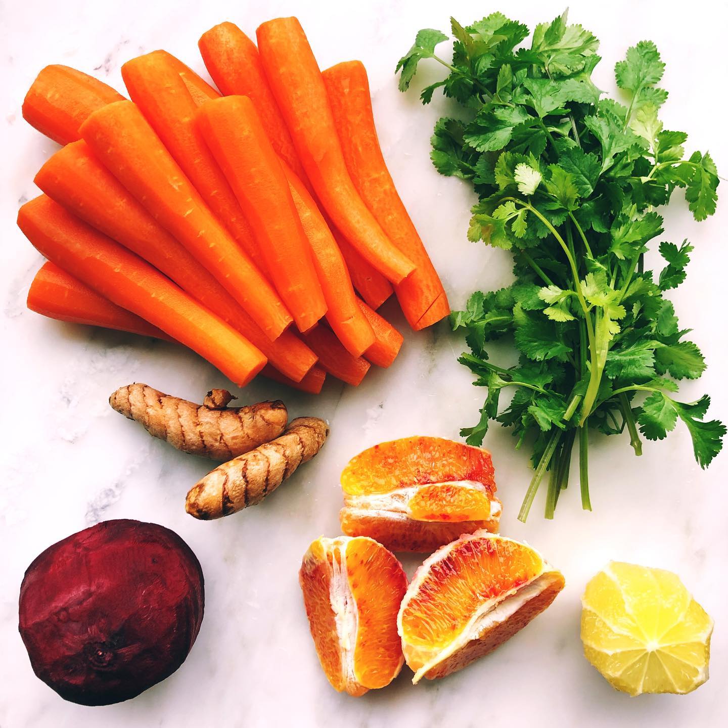 🇫🇷Pour renforcer notre organisme pendant cette période d’hiver, rien mieux que nourrir nous cellules.
Je me fais , tous les jours, un jus de légumes frais, avec du citron et de la curcuma. Top santé!
🇬🇧 To reinforce our organism during this winter period, nothing better than feeding our cells.
I make myself, every day, a fresh vegetable juice, with lemon and fresh turmeric. Super healthy!
🇧🇷 Para fortalecer nosso corpo durante este período de inverno, nada melhor do que nutrir nossas células.
Eu faço todos os dias um suco de vegetais frescos, com limão e cúrcuma fresca. Top saúde! #feedingmycell #health #brazilnut #bio #organic #healthyfood #healthy #sante #food #organico #saudavel #healthylifestyle #glutenfree #lemon #citron #curcuma #tumeric #jusdetox #detox #detoxjuice #vitamin #antioxydant #coriander #carrots #carotte #healthy #healthybreakfast #healthyrecipes #vegan