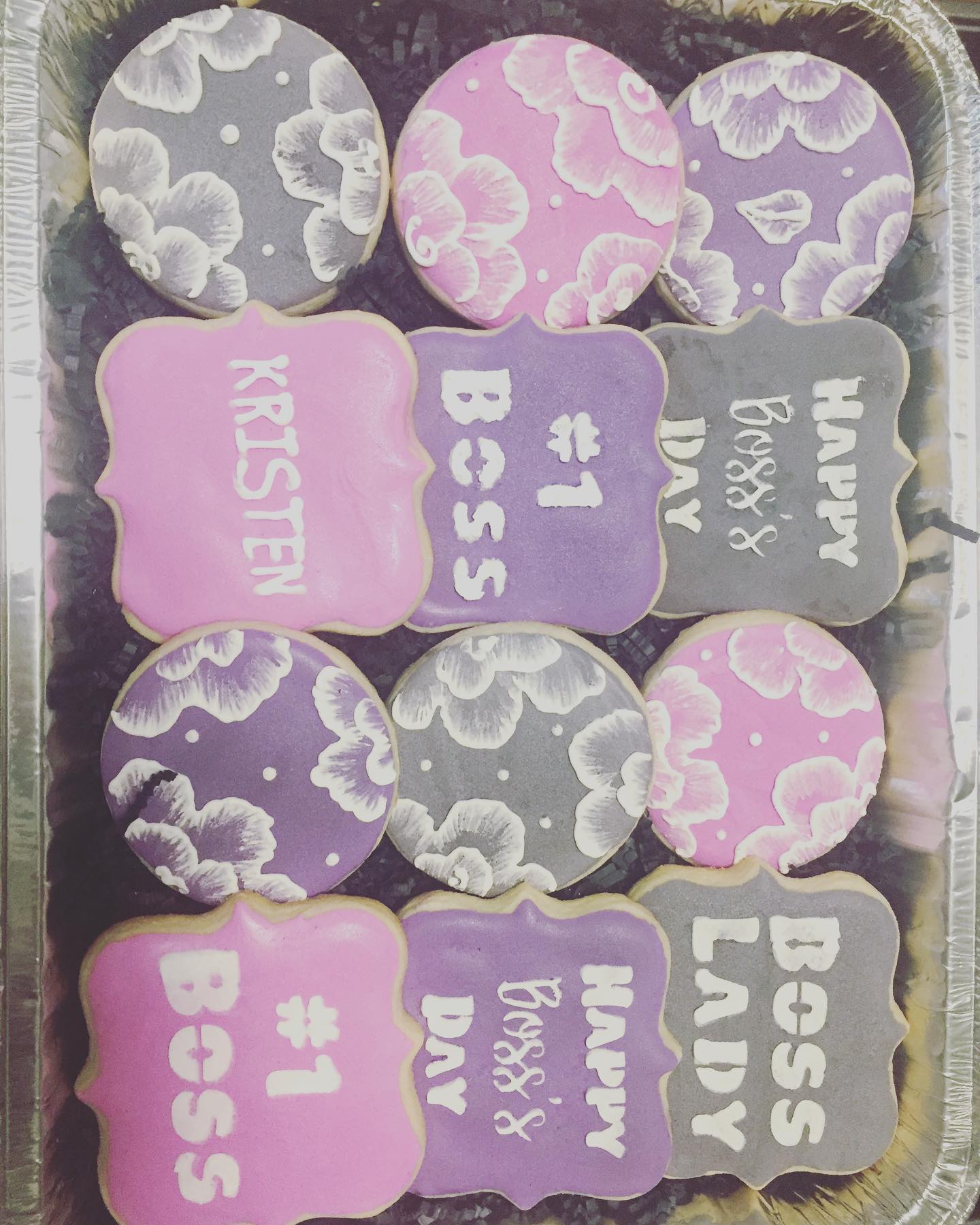 Boss’s day 2019 #bossesday2019 #bossesday #customcookie #edibleart #wiltongelcolors #bosslady #1boss #sugarcookies #sugarcookiesofinstagram #sugarcookiegram #royalicingcookies #royalicing