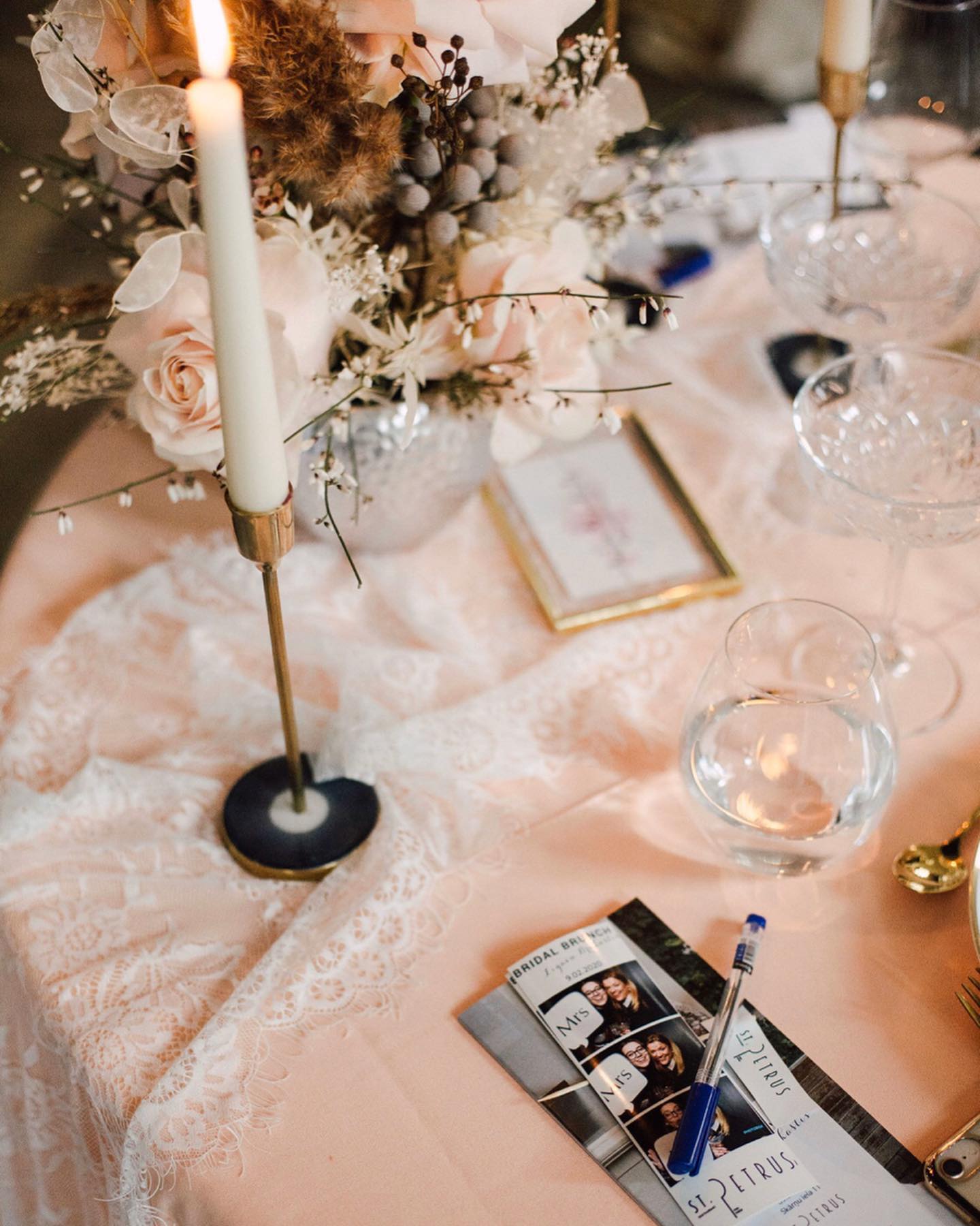 At the #BridalBrunch made by Aija Nagle @wedding_planning.an and @6.septembris
Photo credit: @sasch.me.
@savethedate.lv
.
. .
.
.
.
.
.
.
.
#bridalbrunch #6septembris
#thephotoboxlv #thephotobooth #photoinspo #partybooth #vintage #vintagephotobooth #fotobūdiņa #фотобудка #fotokaste #workbooth