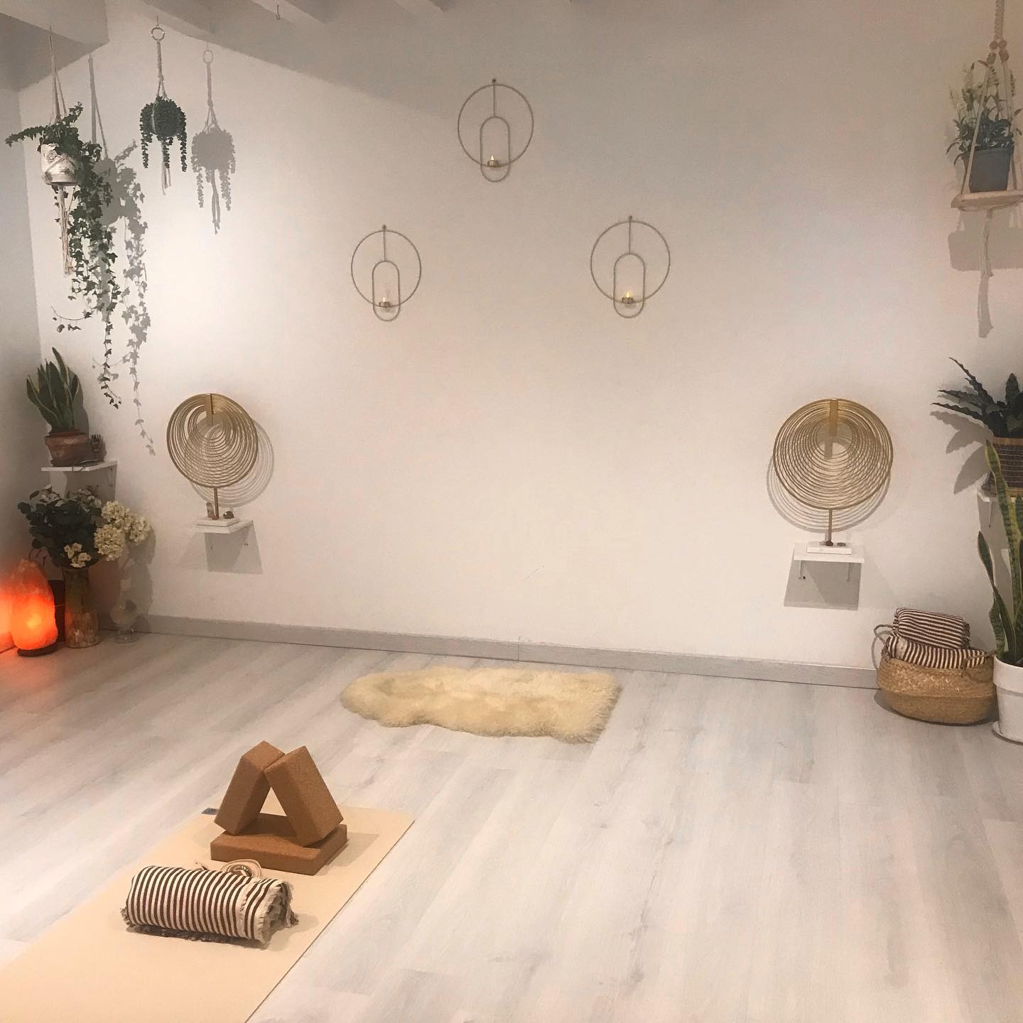 🙏🏽 ✨The Studio, ready for a Private Class this morning! Enjoy your Sunday everyone! ✨🙏🏽 #privateclass #yoga #sunday #theyogaloftgeneva #collonge-bellerive