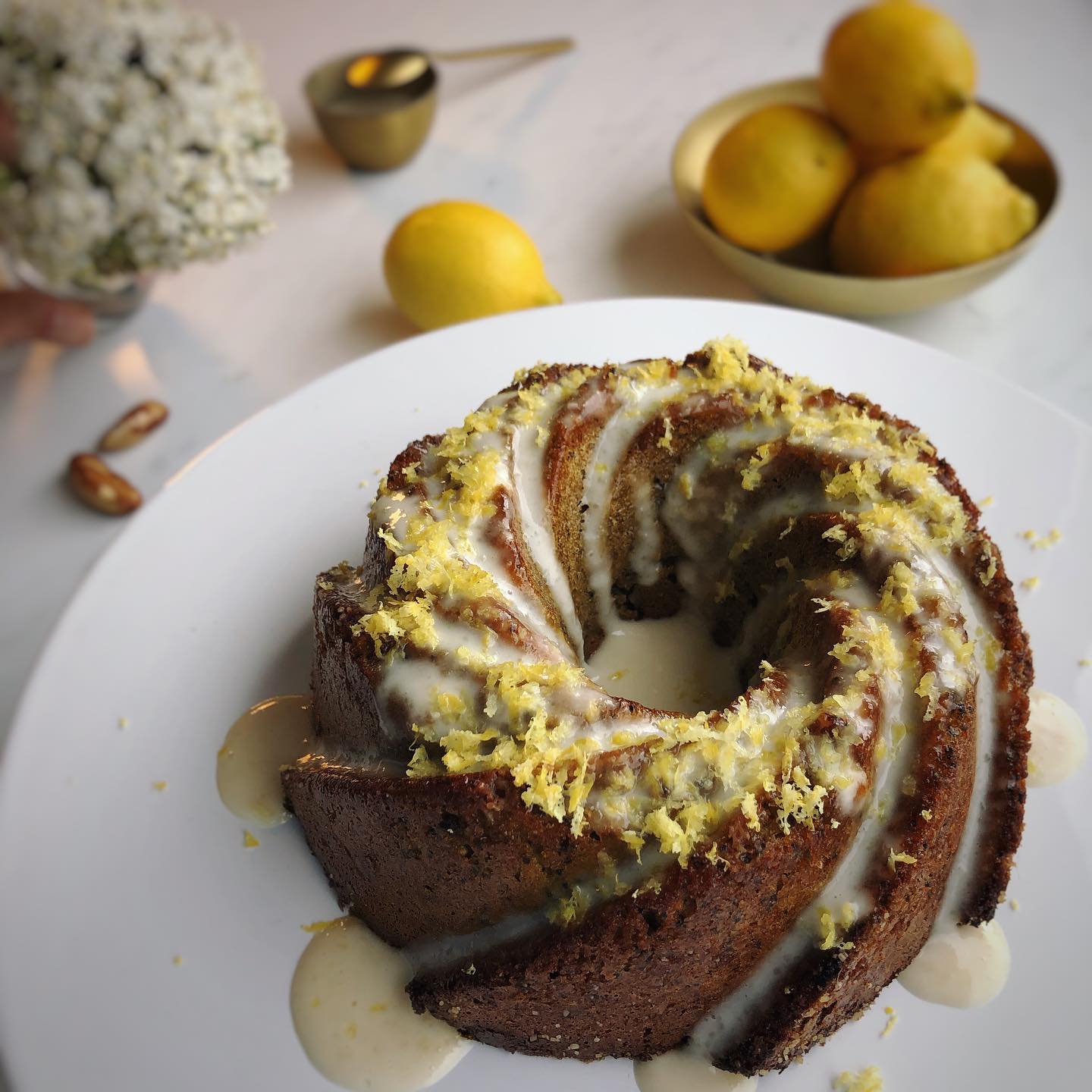 Pour célébrer le plaisir de manger, je partage avec vous ma recette de gâteau au citron et graines de pavot : incroyablement sain, riche en fibres solubles, riche en minéraux et antioxydants, sans gluten, sans céréales, sans produits laitiers, sans graisse ajoutée, avec juste un peu de sucre de fleur de coco. Un avant goût du livre que je suis en train de préparer.
INGRÉDIENTS SECS
50g (5càs) souchet*
40g (7càs) amandes
40g (4càs) sucre de fleur de coco
30g de noix du Brésil râpée
15g (3 cc) de graines de pavot
15g (3 cc) arrowroot**
5g (1 cc) de graines de chia
4 g (1 cc) de graine de lin moulues
3g (1 cc) psyllium
2g (1/2 cc) bicarbonate ;
1,5g (1/4 cc) sel ;
Zeste de citron
*vous pouvez remplacer par une autre farine **vous pouvez remplacer par l’amidon de tapioca ou de maïs)
INGRÉDIENTS HUMIDES :
3 gros œufs
35ml jus de citron GLAÇAGE
40g de pâte d’amandes blanches
15ml (1càs) de jus de citron
4g (1cc) de sirop d’érable ou miel
1 càs d’eau (soit un peu plus pour un glaçage plus liquide)
Décoration : Zeste de citron
1) Préchauffez le four à 180°C. Graissez un moule. Saupoudrez-le de sucre (optionnel)
2) Il faut bien battre les œufs (astuce : pour un gâteau plus léger, les battre jusqu’à ce qu’ils deviennent très mousseux).
3) Dans un saladier, mélangez tous les ingrédients secs. Incorporez délicatement les œufs, puis le jus de citron.
4) Versez la pâte dans le moule, et enfournez le gâteau pendant 20min.
5) Démoulez-le et laissez-le refroidir sur une grille.
6) Mélangez les ingrédients du glaçage jusqu’à que ça forme une pâte homogène, étalez-le sur le gâteau, puis décorez-le avec des zestes. #feedingmycell #health #brazilnut #chia #dairyfree #soyfree #bio #organic #healthyfood #healthy #sante #food #organico #semlactose #saudavel #healthylifestyle #glutenfree #lemon #citron #recipeoftheday #healthyrecipes #healthyeating #sansgluten #sanslactose