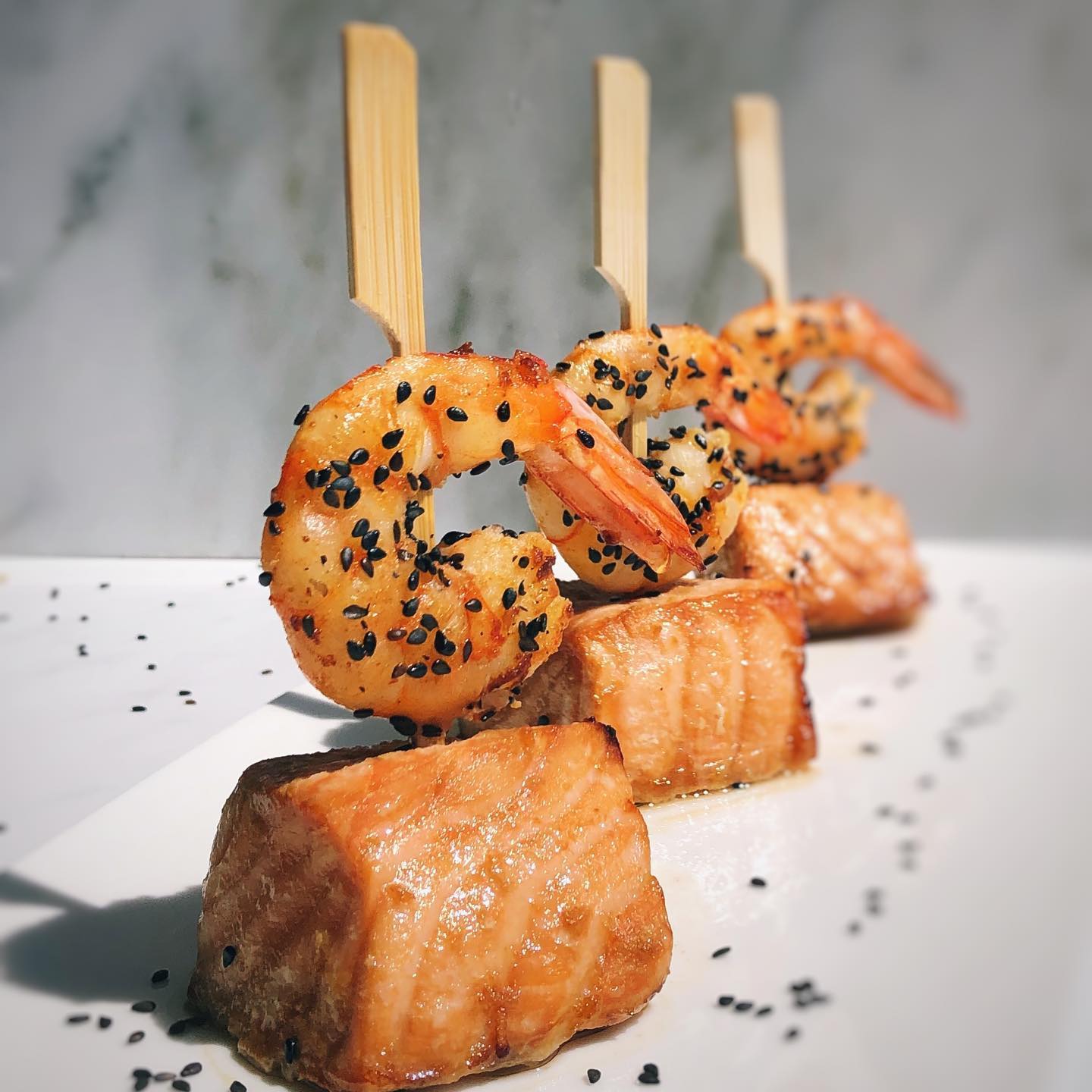 🇫🇷Saumon laqué au gingembre, crevette et sésame noir.
Je laisse mariner le saumon pendant 5-6 heures ou plus, puis je le mets au four (200•C) pour 8 min. Pour les crevettes : je les assaisonne avec du sel , poivre, l’ail et un de piment de cayenne et un peu d’huile de sésame, puis je les fait revenir dans une poêle.
Recette de la marinade :
1 cuil à café de miel
1 cuil à soupe de sauce tamari (sauce soja sans gluten)
1 cuil à soupe d'huile de sésame
3 cm de gingembre frais rapé
1 gousse d’ail
1 cuil à café de jus de citron
1 pincée de piment de Cayenne (optionnel)
Simple, sain et délicieux !
Bon appétit ! 🇧🇷Salmão laqueado com gengibre, camarão e gergelim preto.
Eu marino o salmão por 5-6 horas ou mais, depois coloco no forno (200 ° C) por 8 min. Para o camarão: tempero-os com sal, pimenta, alho e um de pimenta caiena e um pouco de óleo de gergelim, depois douro-os em uma panela.
Marinada receita:
1 colher de chá de mel
1 colher de sopa de molho de tamari (molho de soja sem glúten)
1 colher de sopa de óleo de gergelim
3 cm de gengibre fresco ralado
1 dente de alho
1 colher de chá de suco de limão
1 pitada de pimenta caiena (opcional)
Simples, saudável e delicioso!
Bom apetite!
#feedingmycell #dairyfree #salmon #bio #organic #healthyfood #healthy #sante #ginger #nature #food #organico #semlactose #saudavel #healthylifestyle #camarao #crevette
#apero #glutenfree #omega3 #fish #poisson #gengibre #saumon #salmao