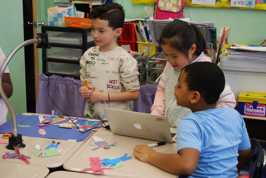 Candy rush, New Year's celebration and magical shows - All in one place!
Our students explore Times Square in Mew York City!
https://www.youtube.com/watch?v=vdiSJgEjL04
2nd grade students in Ps 212 Lady Deborah Moody in Brooklyn, NY worked with Puppetry in Practice artists to create this #stopmotionanimation based on a study of famous NYC Landmarks.
#nyclandmarks #timesquare #stopmotionanimation #ps212brooklyn #nycschools #artsinschool #steam #nycdoe