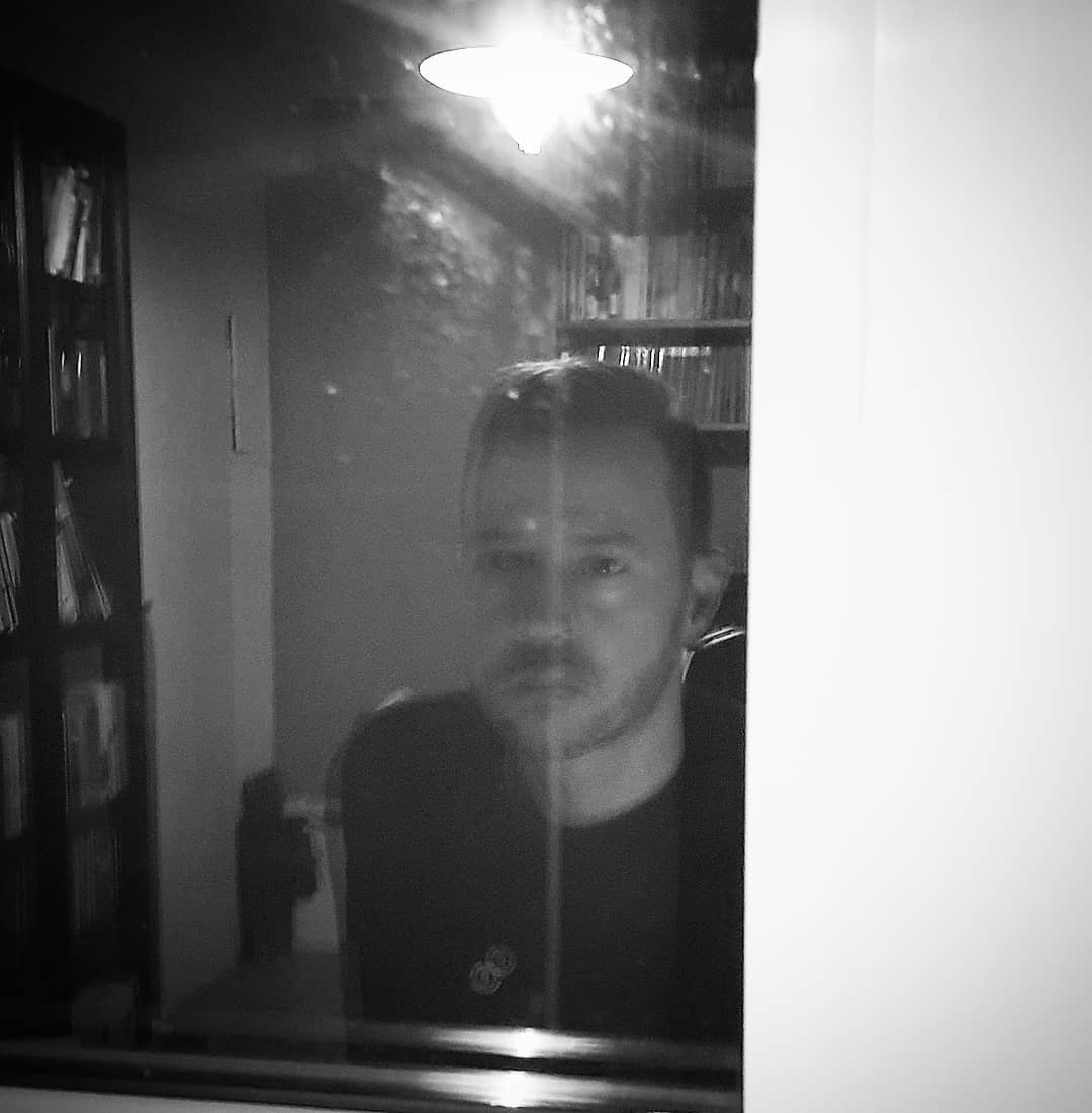 Falls Ihr Euch fragt, wie sich Quarantäne anfühlt:
Nach nur einer Woche Schreibquarantäne gucke ich wie ein angeschossener Hund aus dem Fenster. Und nach zwei Wochen? Ich sag mal so. Zu Beginn seiner zweiwöchigen Malquarantäne hatte Vincent van Gogh noch beide Ohren.
#autorenleben #schreibphase #autorenalltag #autorenaufinstagram #landlocked #polderunzugänglichkeit #instabook #bookstagram #buch #autor