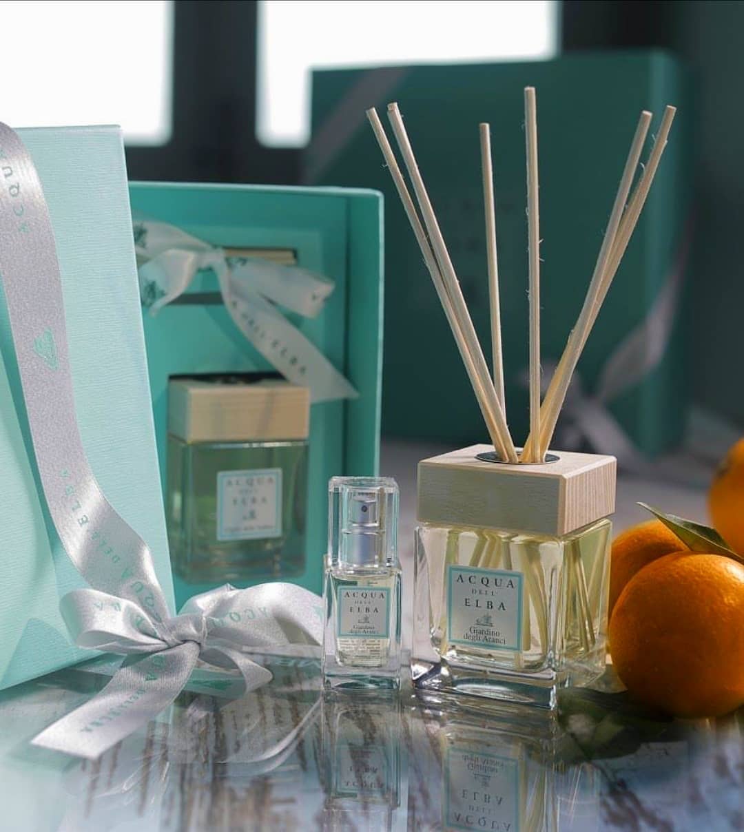 Dal 1924 #ProfumeriaLorenzi propone brands che fanno della ricerca la propria filosofia. Nei laboratori di #AcquadellElba si coltiva da sempre l’eccellenza: per l’alta qualità delle materie prime e per le accurate lavorazioni ispirate alla secolare tradizione della bottega rinascimentale. Una #BottegaArtigiana del terzo millennio, sintesi dell’armonia tra #natura e #mestiere che caratterizza tutta la #Toscana. Acqua dell'Elba lavora ogni giorno, alla ricerca continua di nuove idee, innovando nella tradizione.
.
Presso il nostro punto vendita potrai trovare tutte le #fragranze ispirate all' #IsoladElba , ma anche #ProfumiAmbiente, #candele e accessori come beautycase, borse, accappatoi, set da bagno, #CremeCorpo, #GelDoccia, #deodoranti.
.
#sarpi #paolosarpi #innovazionenellatradizione #lorenzi1924 #profumerialorenzi #lorenzi #botteghestoriche #insarpi #negozistorici
#profumo #profumeria #profumeriadinicchia #nicchia #nicheperfume #essenza #fragranze #parfume
