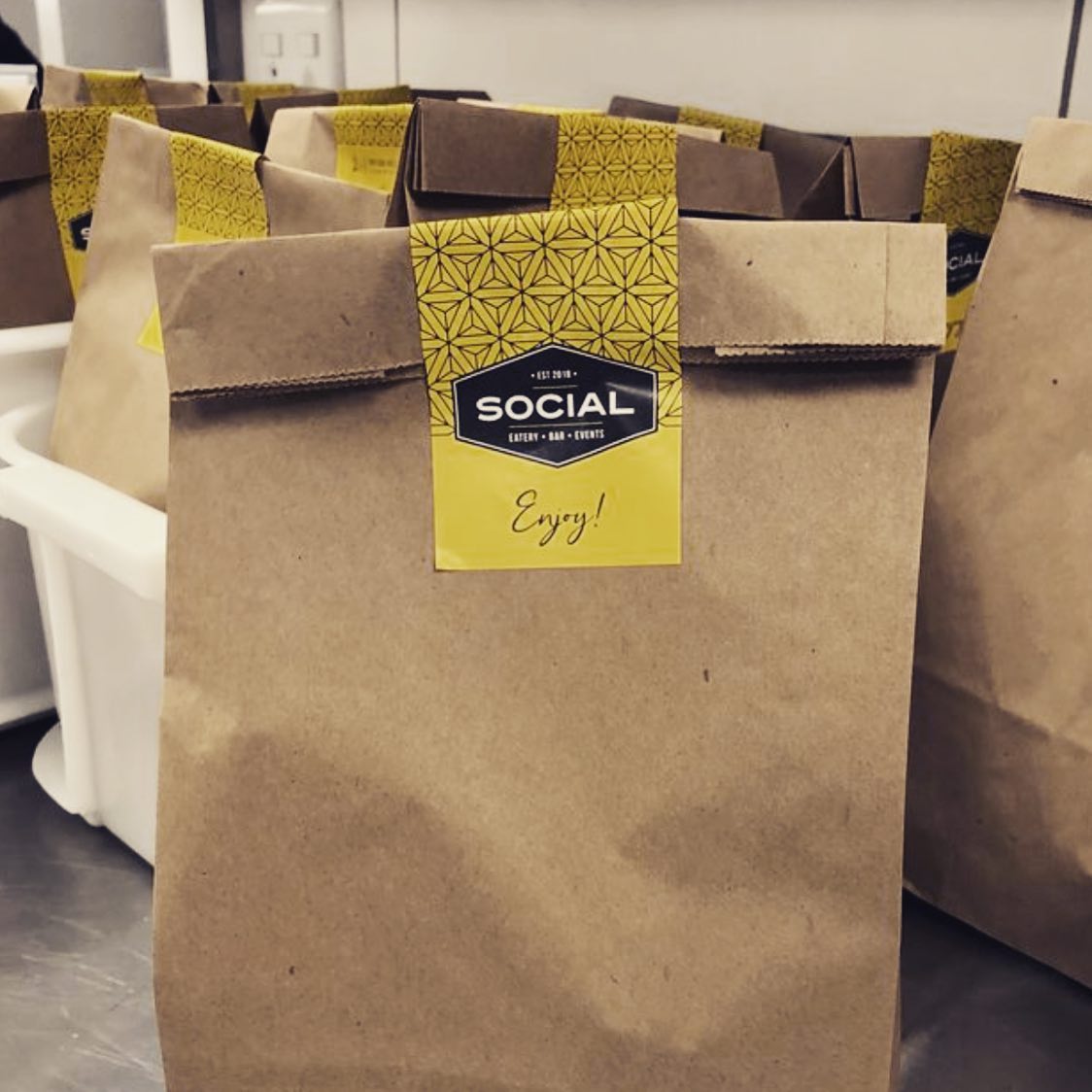 Aan alle restaurants en bars in België (ook een tip voor Nederland).
Jullie zaak is dicht, maar de keuken mag je nog gebruiken toch?
Maak maaltijden (ontbijt, lunch of diner) en laat het leveren (binnen een straal van 3 km) door je personeel of maak een loket van je achterdeur.
Dat mag toch?
#andersdenken #belgie #knokke #brugge #gent #antwerpen #brussel #aalst #kortrijk #restaurant #keuken #maaltijden #takeaway #zorgvoorelkaar #samensterk #corona #social