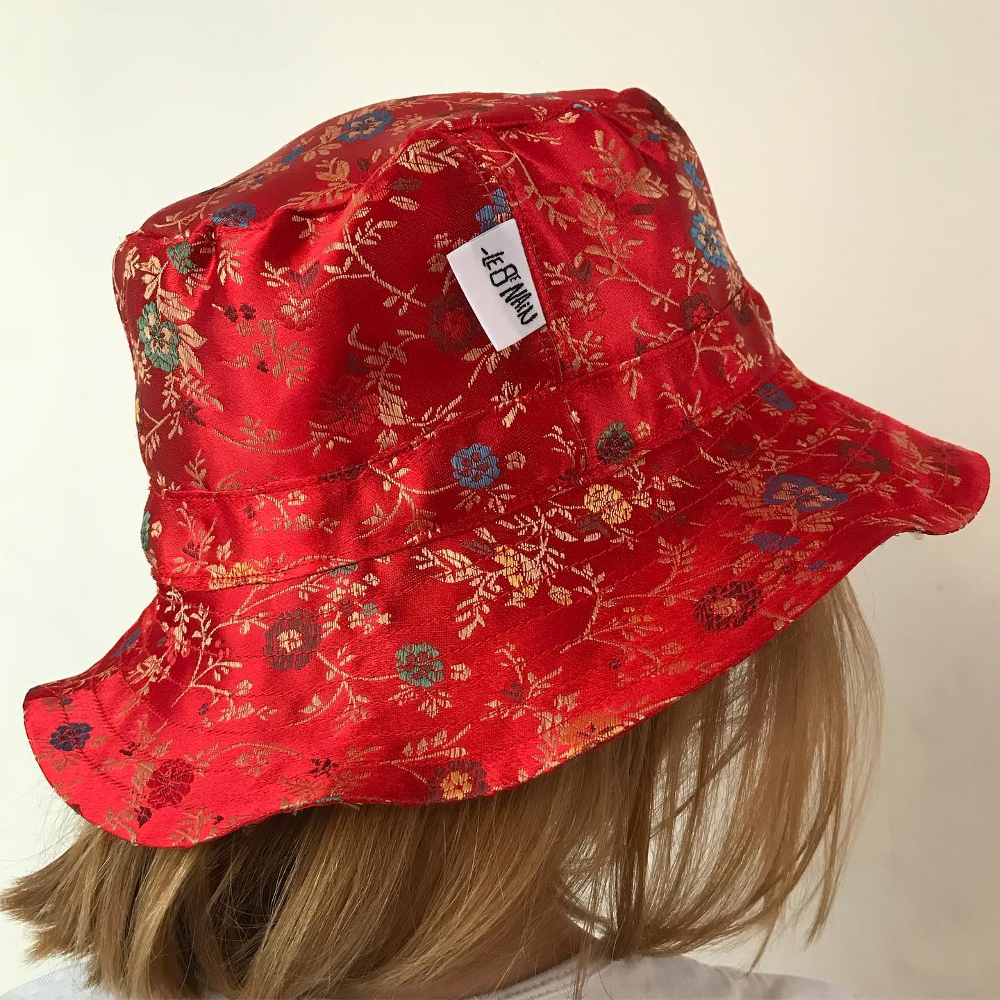 Les bobs sont là aussi .. ;) Pièce unique à reserver sur le compte vinted ❤️ .
.
.
.
.
.
.
.
.
#buckethat#imadeyourclothes#upcycling#nonprofit#recyclage