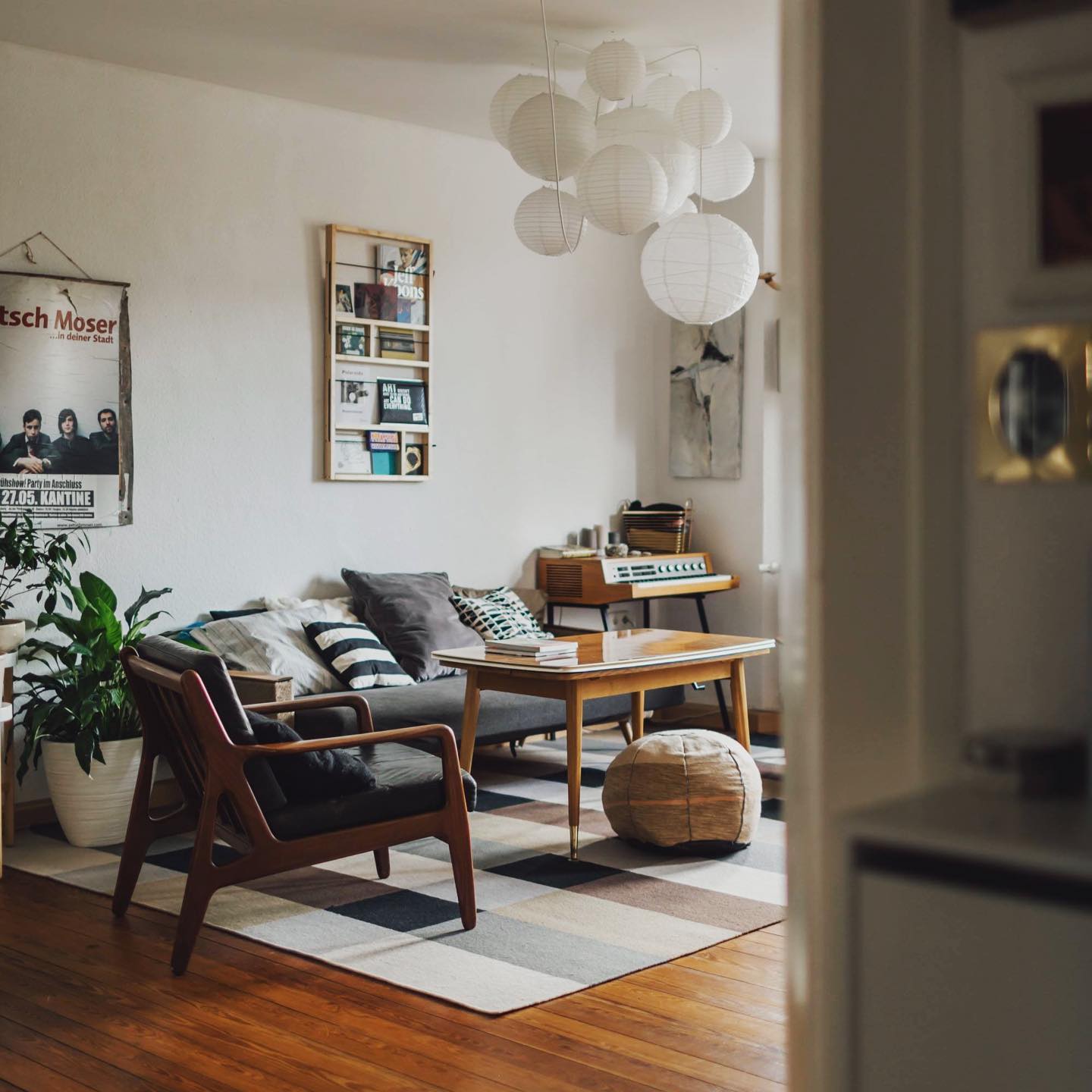 Zuhause bleiben leicht gemacht 🖤Altbauwohnung von Johanna in Augsburg
Wenn ihr auch ein schönes Zuhause habt und ich das für euch festhalten darf:
mail@piasimon.de
.
.
.
.
.
#stayathome
#homestory
#loveyourhome
#augsburgstadt
#interior
#schönerwohnen
#corporatephotography #piasimonphotography #architecturephotography
#design
#interior
#lovemyjob
#interiordesign