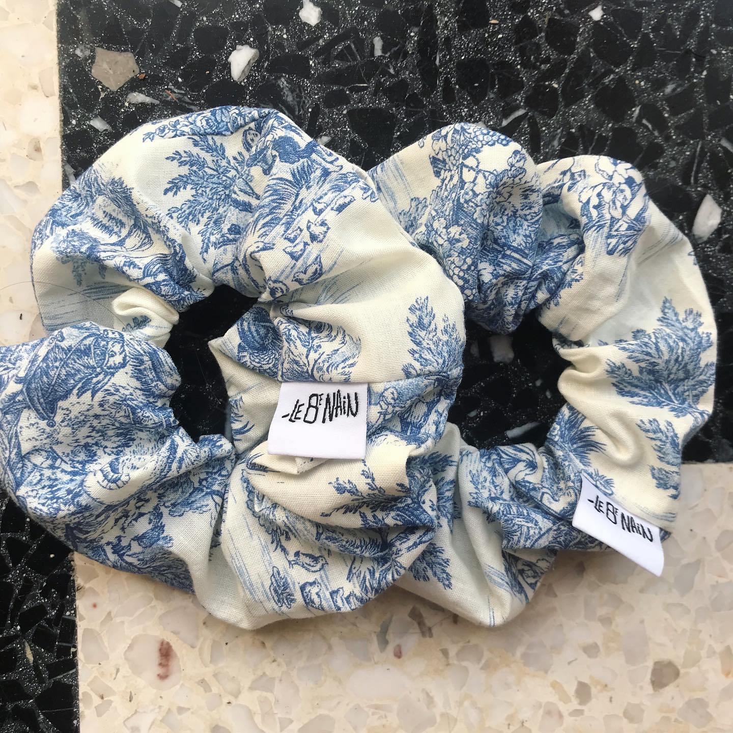 De nouveaux chouchous arrivent!
Les envois sur le compte vinted sont désactivés jusqu’à la fin du confinement.. pensez à reserver en mp si vous les voulez! Il y en a 5 dans ce tissu! 💙 🇬🇧 New scrunchies are coming! We can not send anything until the lockdown is over, but we do take reservations on the vinted account! There are 5 of these in this fabric! .
.
.
.
.
.
.
.
.
#scrunchie#imadeyourclothes#upcycling#nonprofit#toiledejouy