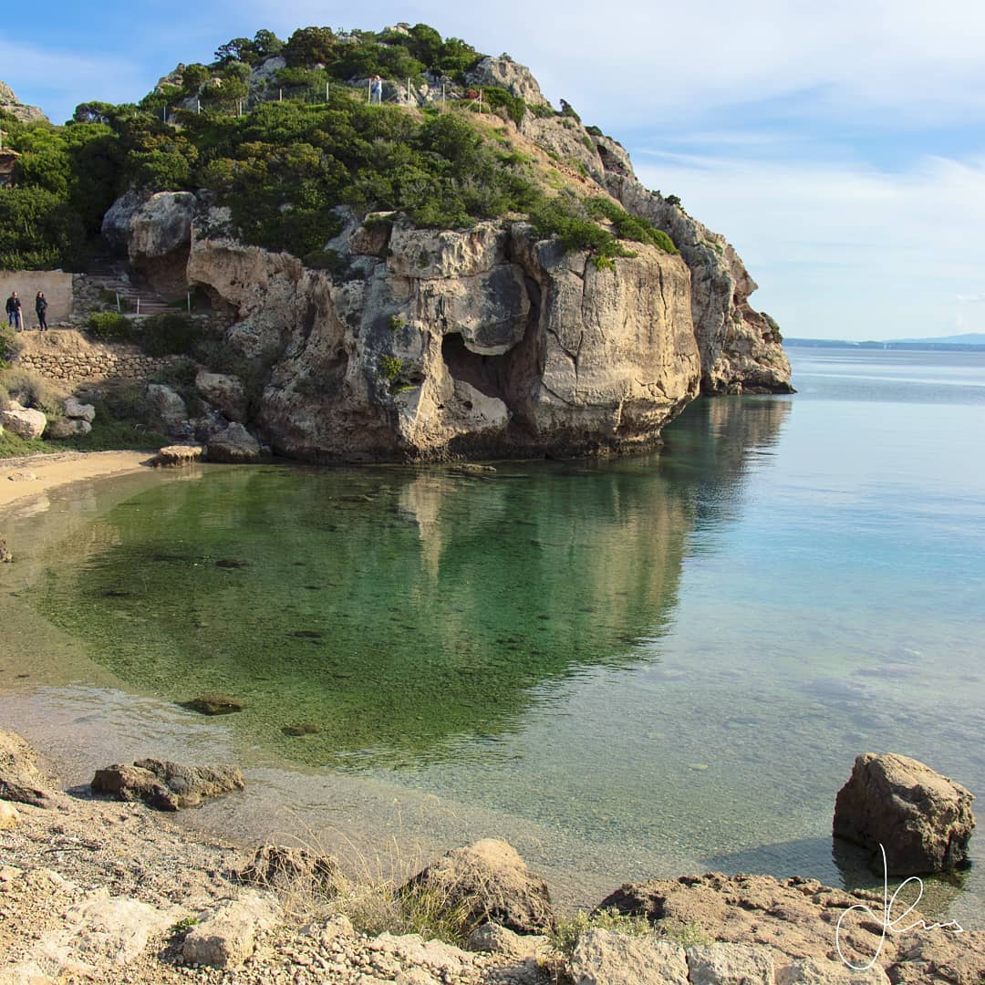 🏺🏛❗Wishing you a Happy, Hopeful & Constructive April🐬🌱🌻! During the Coronavirus quarantine, my mind has been racing to this destination and I have longed to revisit this dazzling beach and swim for the first time next to the Sanctuary of Hera in the Peloponnese! The site was thoroughly excavated in 1930-1933 by the British School of Archaeology at Athens but for the most part has been forgotten today by both Greeks and tourists alike! The sanctuary was established in the 8th c. BC and there is something about the surrounding landscape and the way the site is accessed through a spiraling footpath that the visitor actively feels an ancient mysticism long gone from our world. Although the site was originally founded probably by Megarians it soon came under Corinthian control when it flourished through the 6th – 4th c. BC and many additional structures were created such as a second shrine to Hera, an L shaped stoa, an agora, dining rooms, and even a cistern. Unfortunately, by 146 BC when Corinth became a Roman Colony the sanctuary was ultimately abandoned as a place of worship. To this day the sanctuary gives important architectural clues of the development of the morphology of the Greek Temple in its cultic dimension.
◾◾◾
In Euripides’s tragedy “Medea” he refers to a legend that strongly suggests the Sanctuary of Hera as the location where Medea buried her murdered children as she fled from Corinth. “Medea” is one of the most famous Greek tragedies and in the play, Medea is a woman deeply scorned, sidelined by her husband and in her blindly rage to achieve revenge she commits hubris and murders her children to get even with her husband Jason (see the Greek myth: Jason and the Golden Fleece).
◾◾◾
Located 110km from Athens and 18km from Loutraki the drive, especially, the last 9km or so are from the most memorable I have taken in Greece and I would suggest if you are a motorcycle driver to do it as you will enjoy it. There are many activities to engage in this location besides visiting the archeological sanctuary you can swim, hike, visit a lighthouse above the sanctuary, visit Cycladic style Greek churches in the region and enjoy a killer sunset!
◾◾◾