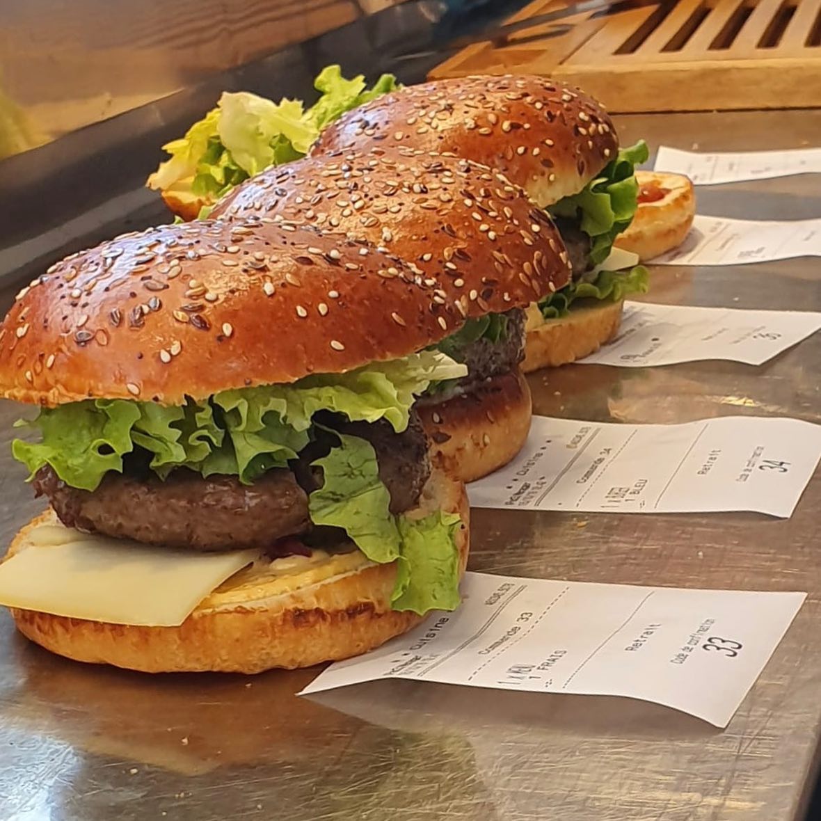 Hamburgers à l’emporter ? …Folies Burgers sera mercredi 08 Avril au Biopole (Epalinges– Croisette) de 11h à 14h.
Pour la protection de tous nous vous invitons à commander à l’avance sur WhatsApp au 078 966 20 81 en indiquant votre nom et l’heure du retrait. Paiement sur place sans contact ou à l’avance par Twint.
En espérant vous apporter un peu de réconfort
#burger #foodtruck #switzerland #soleil🌞