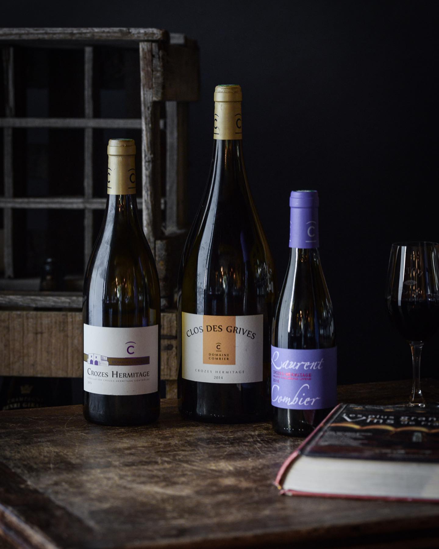 Comme vous le savez, nous aimons les histoires de famille et celle de la famille Combier nous fascine car elle a acquis un savoir-faire unique, qui se transmet de génération en génération... 1936: Camille Combier (grand pere de Laurent Combier) achète 3 hectares de vignes.
1960: Maurice et Paulette Combier s’installent comme agriculteurs sur la commune voisine de Pont de l’Isère.
1970: Lancement de la culture saine et biologique.
1990: Laurent et Ghislaine Combier reprennent le domaine de 5 hectares de vignes. Construction de leur propre cave de vinification, l’ objectif est de créer sa vision des vins de Crozes Hermitage pour arriver au sommet avec notamment le Clos des Grives, un vin aujourd’hui iconique de l’appellation.
2014: David et Julien (fils de Laurent et Ghislaine), accompagnés par Laurent, prennent en douceur chacun leur place au cœur du domaine familial.
Pour en savoir plus: (https://www.domaine-combier.com/fr/) L’Hôtel des Bains est fier de représenter les vins du Domaine Combier car ce sont des véritables fleurons du terroir de Crozes-Hermitage. De la « cuvée L », fraîche, généreuse, en passant par la cuvée « Domaine », ou encore la cuvée "Cap nord", magnifique sélection parcellaire du nord de l’appellation alliant épices et finesse, les vins du Domaine Combier sont tout simplement exquis. Nous ne pourrions d’ailleurs clore cet article sans parler de la cuvée « Clos des Grives » (vielles vignes du domaine), l’un des plus grands vins du Rhône Nord et vous l’aurez compris, l’un de nos favoris !
Nous avons hâte de réouvrir les portes de l’Hôtel des Bains afin de vous faire découvrir tous les trésors de la famille Combier.
Parmi leurs trésors cachés, une huile d’olive délicieuse, avec laquelle notre équipe de cuisine mitonne les plats authentiques et généreux de l’Hôtel des Bains.
#amoureuxduvin #levin #domainecombier #syrah #rhonenord #crozeshermitage #famille #savoirfaire #levin #transmission #amoureuxduvin #hoteldesbains #vinbio #vigneron #lescopainsduvin #closdesgrives #passion #partage #convivialité