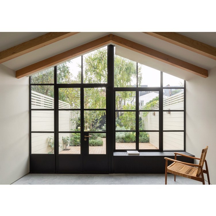 #Inspiration #extension #architectedinterieur #architecte #maisondunord #maisonmitoyenne
Aujourd’hui je vous partage cette extension conçue par Will Gamble Architects. Les maisons mitoyennes sont nombreuses dans le nord et cette proposition est très réussie!
Je ne sais pas si vous le savez mais je travaille parfois avec le talentueux @jeancharles.giardina qui saurait vous que accompagner pour vos projets d’extension.
Vous avez un projet d’extension?