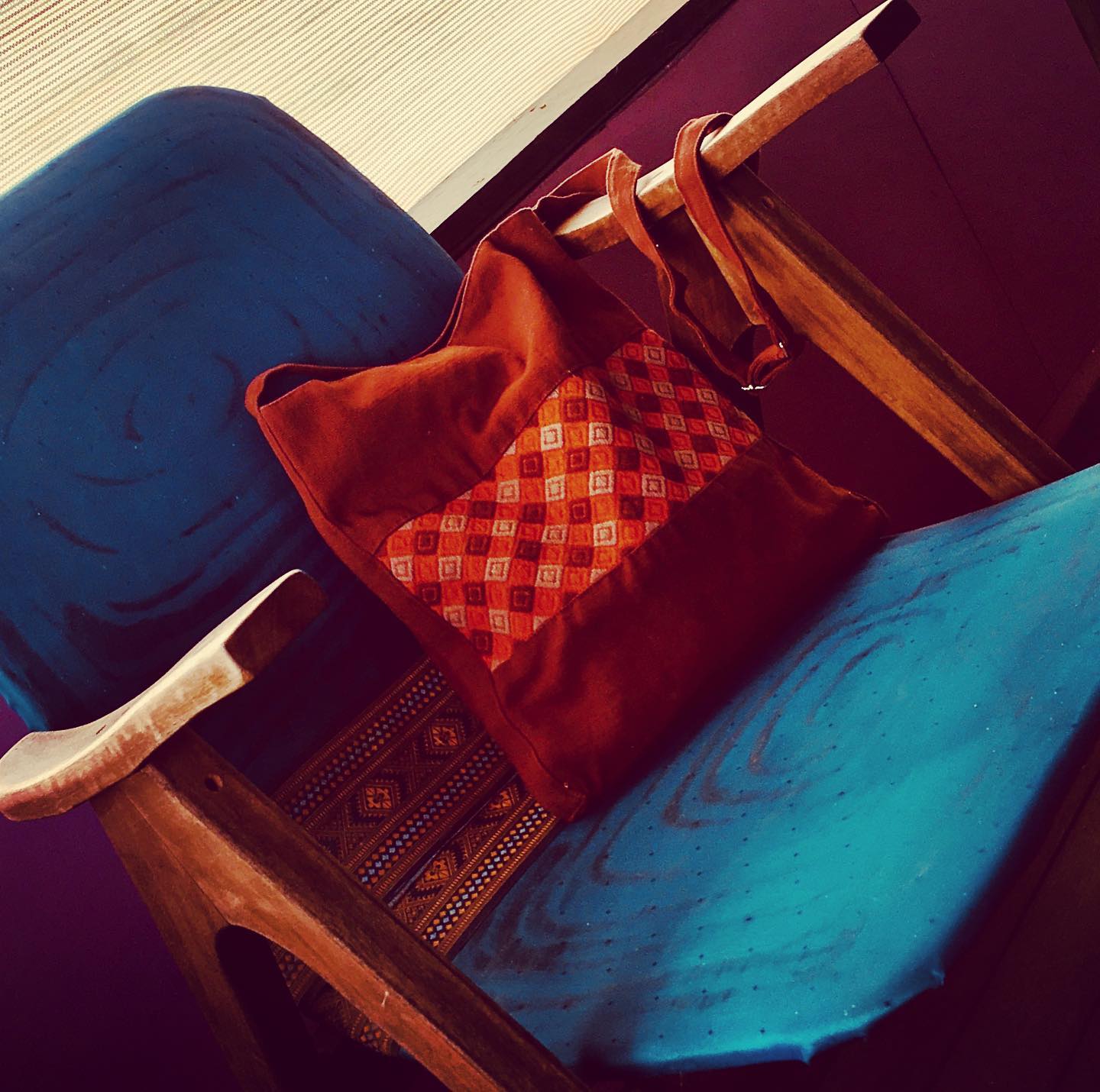 Chilly weather... bring out the warm cafe browns and, keep the silhouette long for a lean look with tights and mid thigh length tops and match with a Diamond 💎 Free Spirit Bag. #elegantemu #cristinaforfairtrade #CFFT #dofashionbetter #fairtrade #ethicaldesigner #fashionevolution #ethicalfashion #slowfashion #fairtradebags #brownbags #trendybags #stylishbags #ethicalstyle #ethicalshopping #onlineshopping #giftsforher🎁 #SayItFair #designerbags #quilpieshire #adavale