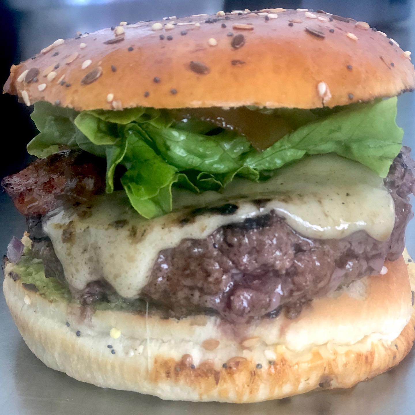 Burger BBQ: sauce maison, steak haché, raclette, tranche de lard grillé et salade, le tout dans délicieux pain de notre artisan boulanger Locatelli.......😋
C’est un des burgers que nous proposons et c’est demain à partir de 11h au Biopole!
N’hésitez pas à passer commande et payer à l’avance par Twint au 078 966 20 81
A demain 🚛🍔😊