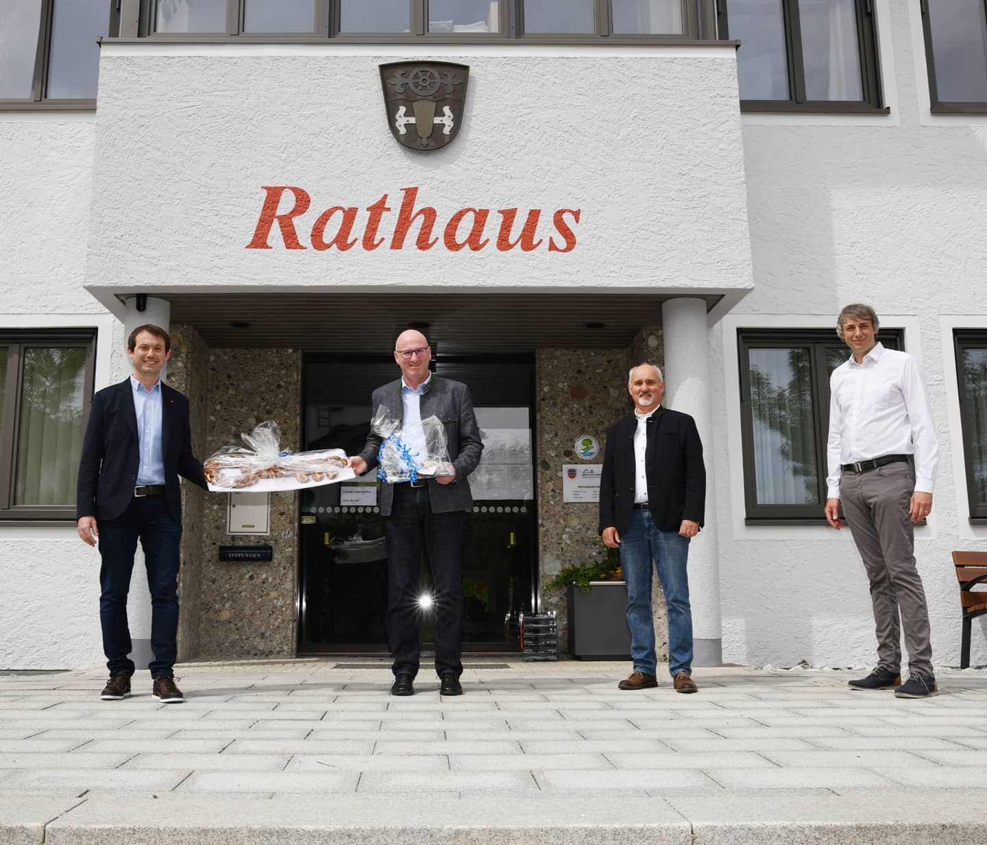 Gestern Nachmittag hat mir unser neuer Landrat Bernhard Kern im Beisein von Franz Hagenauer und unserer Gemeindeverwaltung symbolisch den Schlüssel fürs Rathaus übergeben.
Ich möchte mich auf diesem Weg nochmals bei Bernhard Kern und auch Franz Hagenauer für die immer gute und loyale Zusammenarbeit in den letzten sechs Jahren bedanken! Bernhard wünsche ich alles Gute in seinem neuen Amt als Landrat und Franz Hagenauer viel Freude und Gesundheit in seinem wohlverdienten Ruhestand!
#bleibtsgsund #saaldorfsurheim #bürgermeister