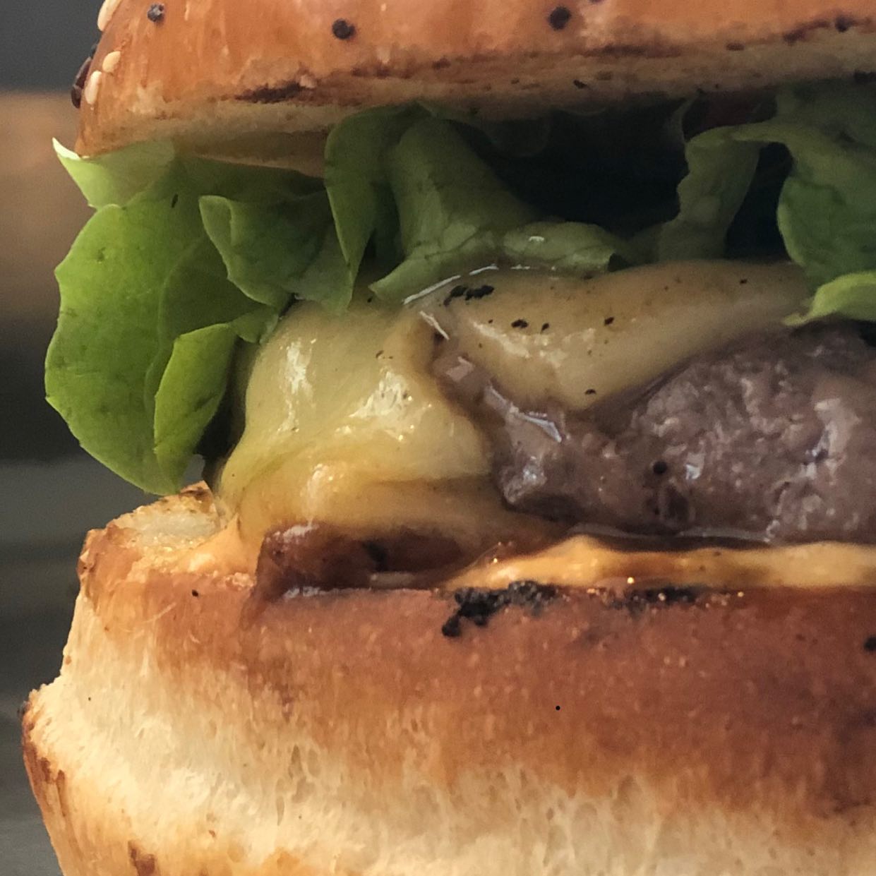 Burger Épicé: sauce maison, oignons rouges, steak haché, raclette et salade, le tout dans un délicieux pain de notre artisan boulanger Locatelli.......😋
C’est un des burgers que nous proposons et c’est demain à partir de 11h au Biopole!
Vous avez la possibilité de passer commande et payer à l’avance par Twint au 078 966 20 81
A demain 🚛🍔😊