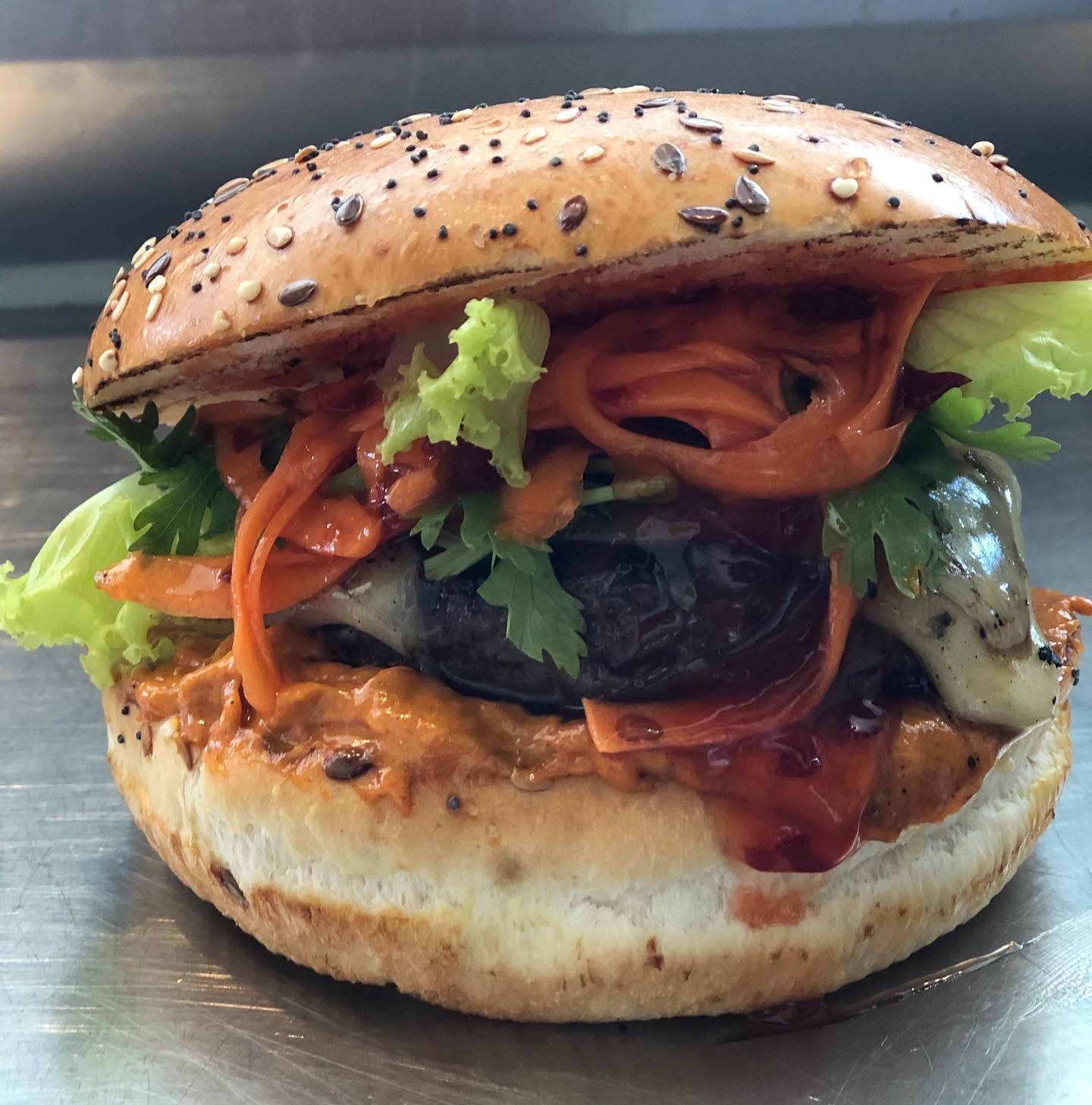 Burger du mois: sauce thaï maison, oignons rouges, steak haché, un peu de raclette pour la gourmandise ... 😋, julienne de carottes à la coriandre fraîche, citron vert, sauce « Sweet Chili » et salade verte.....😉 🍔 🚛