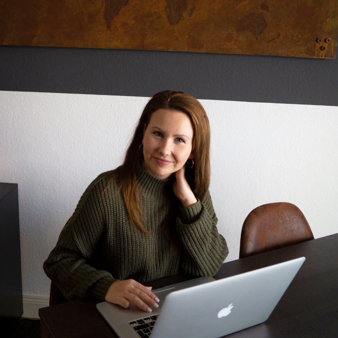 W A R U M... I C H?
.
Der Vorteil ist, dass ich genau weiß, wie es ist sich selbstständig zu machen. Man hat alles Mögliche auf seiner ToDo-Liste, so viel Bürokratie zu erledigen und meistens bleibt da keine Zeit für den optischen Auftritt deines Unternehmens. Auch mir ist das schwer gefallen, vor allem etwas für sich zu gestalten. Das nimmt viel Zeit in Anspruch. Deswegen geht es mir darum, dir diesen wichtigen Teil der professionellen Unternehmensgestaltung abzunehmen.
Du kannst vielleicht nicht allein gestalten und brauchst dringend ein passendes Logo, dass dir und vor allem deiner Zielgruppe gefällt. Ich weiß, dass die Prioritäten woanders liegen und man oft kaum noch Zeit für den "hübschen" Teil der Gründung hat – und das sage ich auch als Designerin. Tatsache ist, es ist wichtig und dein Aushängeschild.
.
Brauchst du noch hilfe? Dann schreibe mir gerne eine DM oder E-Mail ☀️
.
Für mehr Infos über mich..kannst du meine Website www.samantha-design-artwork.de besuchen (den Link findest du auch in meiner Bio..das geht schneller ☺️)