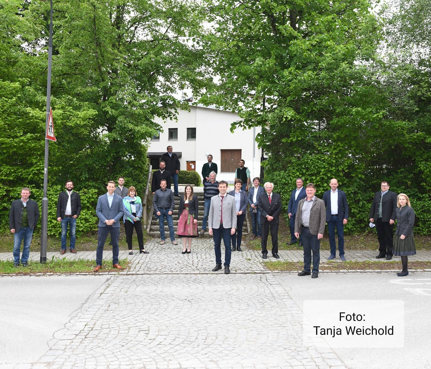 Bei der gestrigen konstituierenden Sitzung des Gemeinderates in der Mehrzweckhalle durfte ich unsere acht neuen Mitglieder im Rat vereidigen. Anschließend wählte der Gemeinderat Maxi Lederer zum 2.Bürgermeister und Robert Eder zum 3.Bürgermeister von Saaldorf-Surheim. Herzliche Gratulation an die Beiden und auf eine gute Zusammenarbeit in den nächsten sechs Jahren! #saaldorfsurheim #gemeinderat #parteiübergreifend