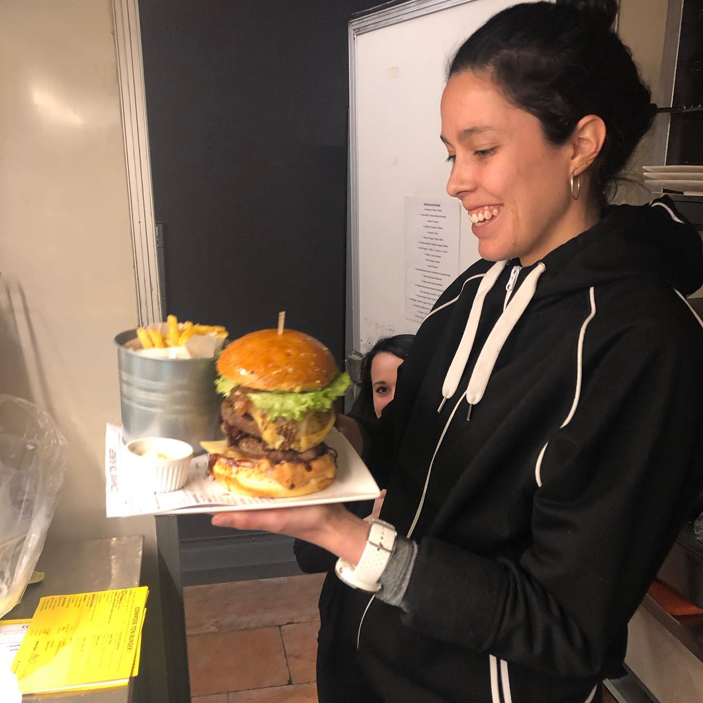 Nous sommes de retour au Cellier à Echallens, de 11:30 à 13:30 et 18:30 à 21:30. Comme tout les vendredis, Tu composes ton burger avec tes ingrédients favoris .....😊