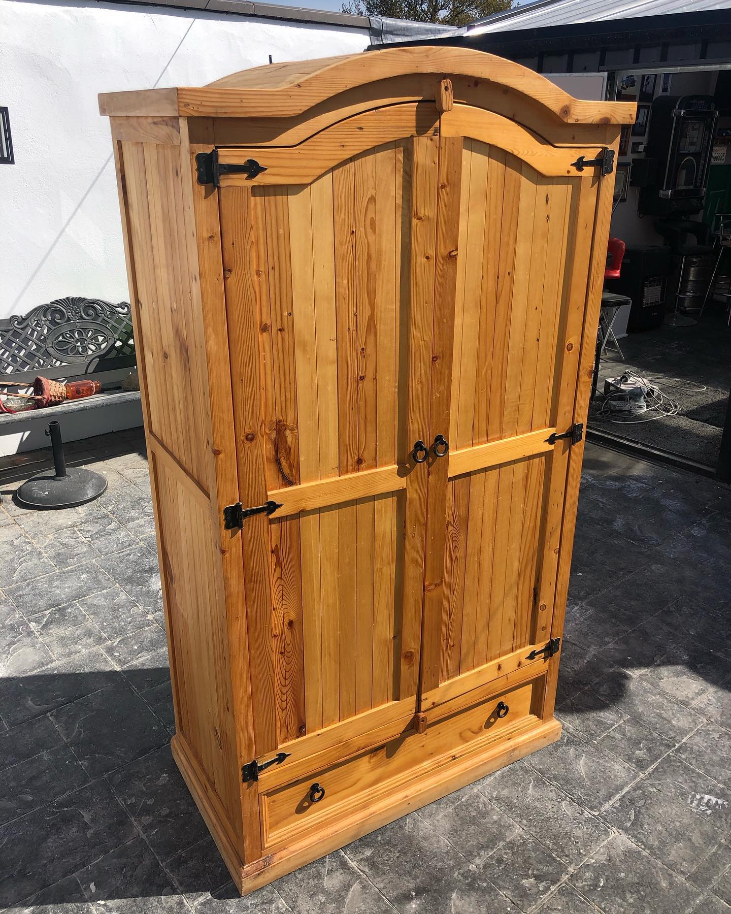 Quick wardrobe clean up for a client last week using Colourtrend’s classic white #moranpainting #moranpaintinganddecorating #dundalkpainting