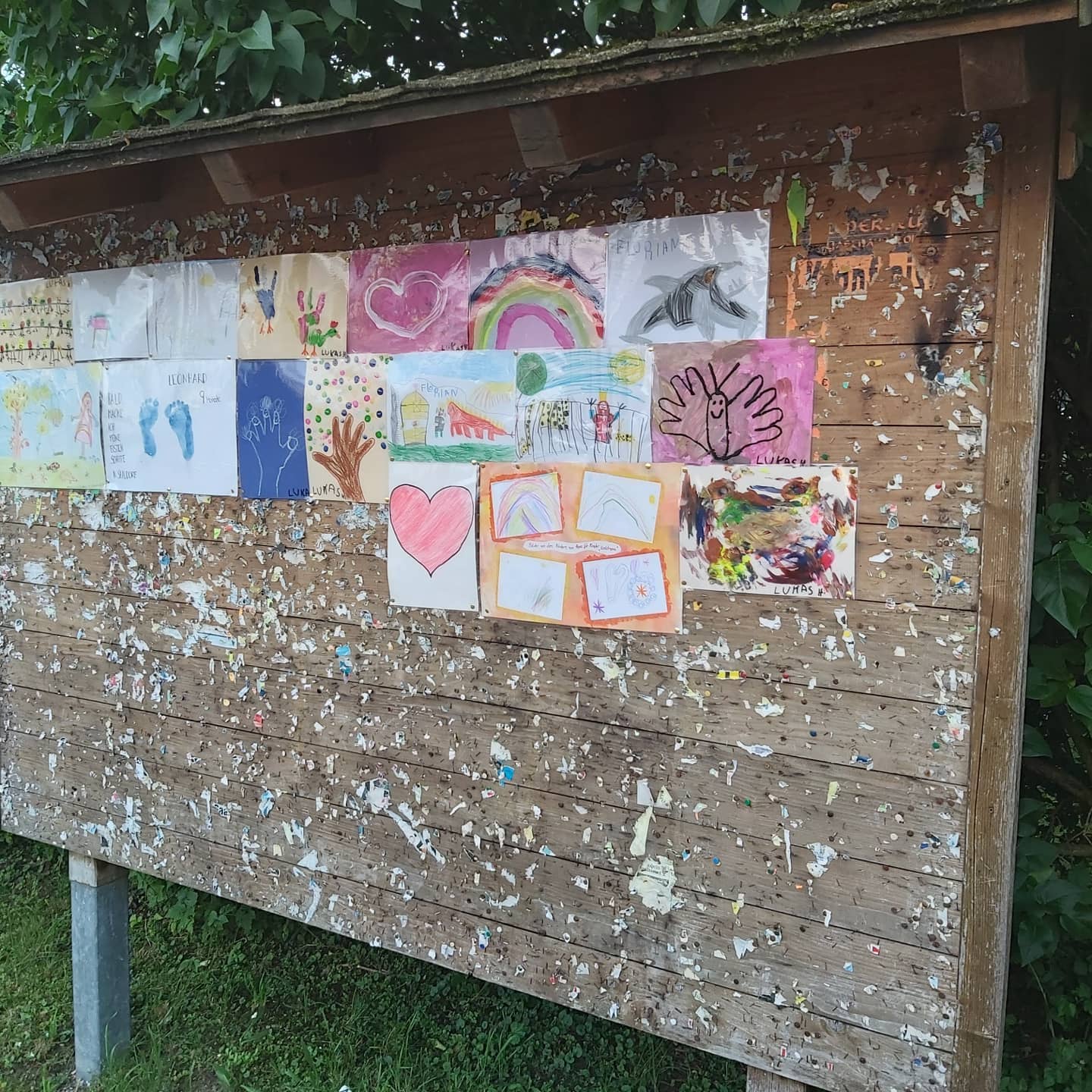 Vielen lieben Dank an alle Kinder, die bei unserer Aktion zur Verschönerung der Plakatwände mitgemacht haben 👍 Und wie ihr seht, es wäre noch Platz für weitere kleine Kunstwerke. Die Bilder können einfach im Rathaus abgegeben werden! #saaldorfsurheim #wirhaltenzusammen
Vielen Dank auch an Marianne Hauser für die tolle Idee!🍀